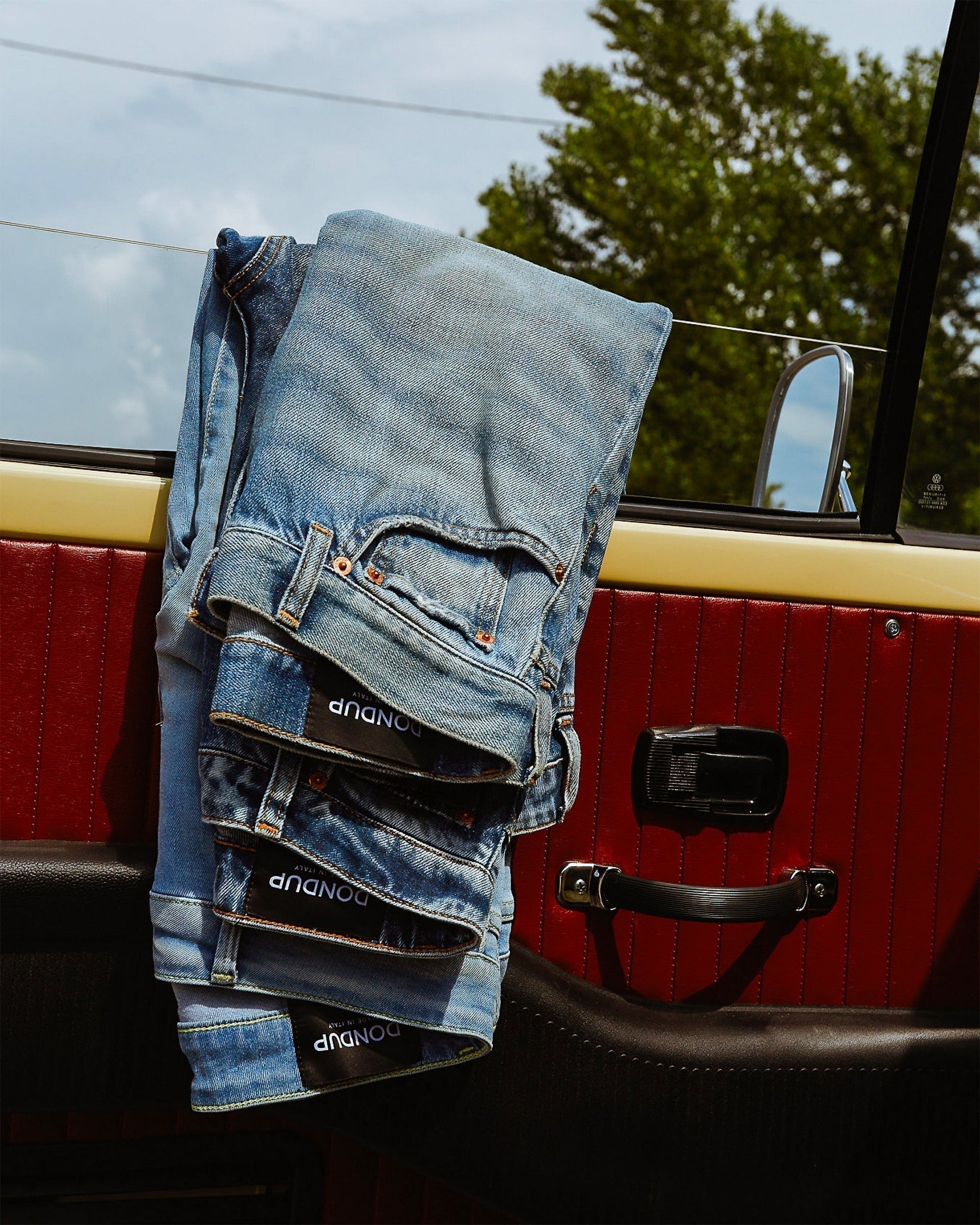 Denim e tailoring per una nuova eleganza urbana