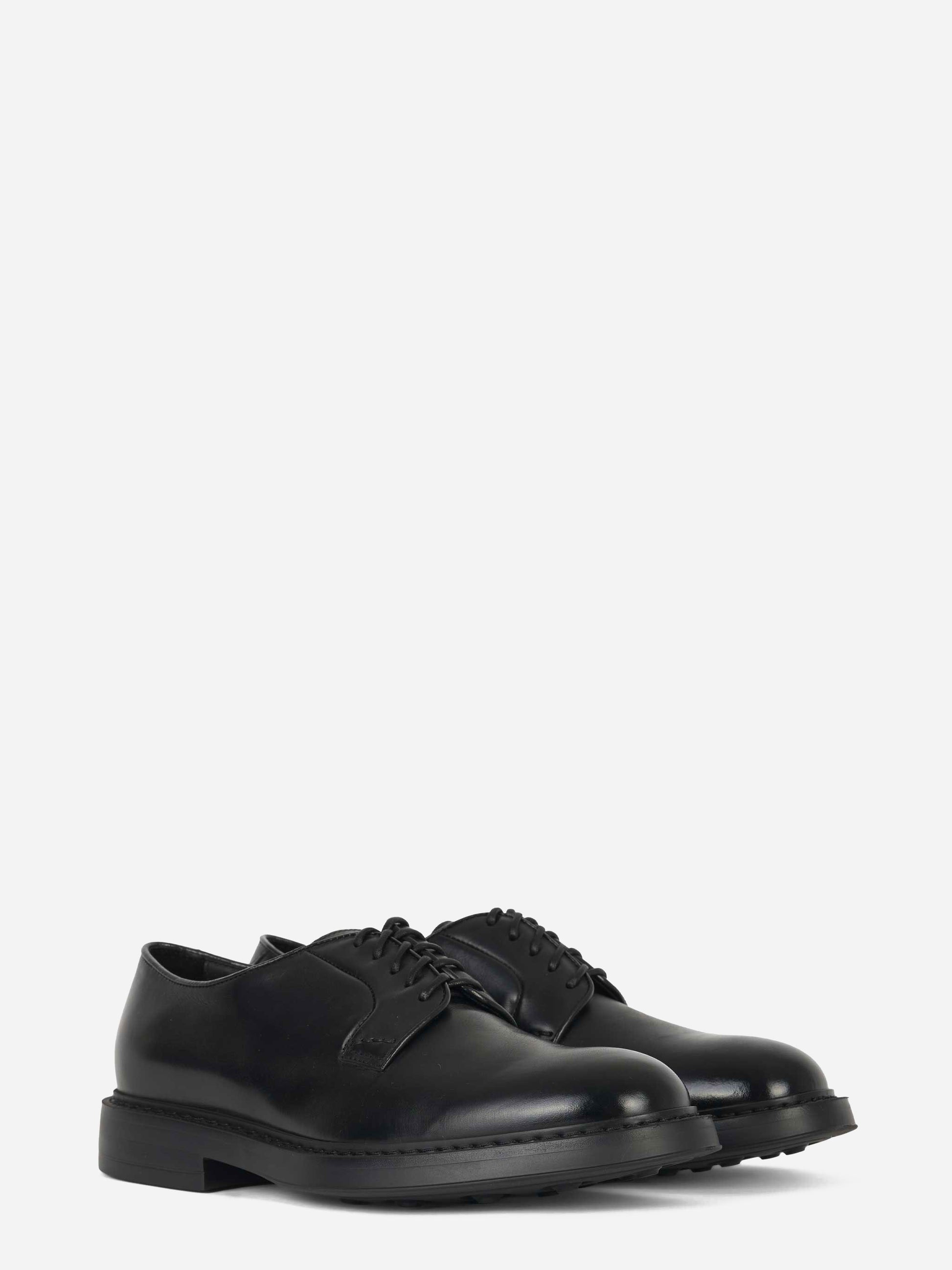 Stringata in pelle con fondo gomma Nera
