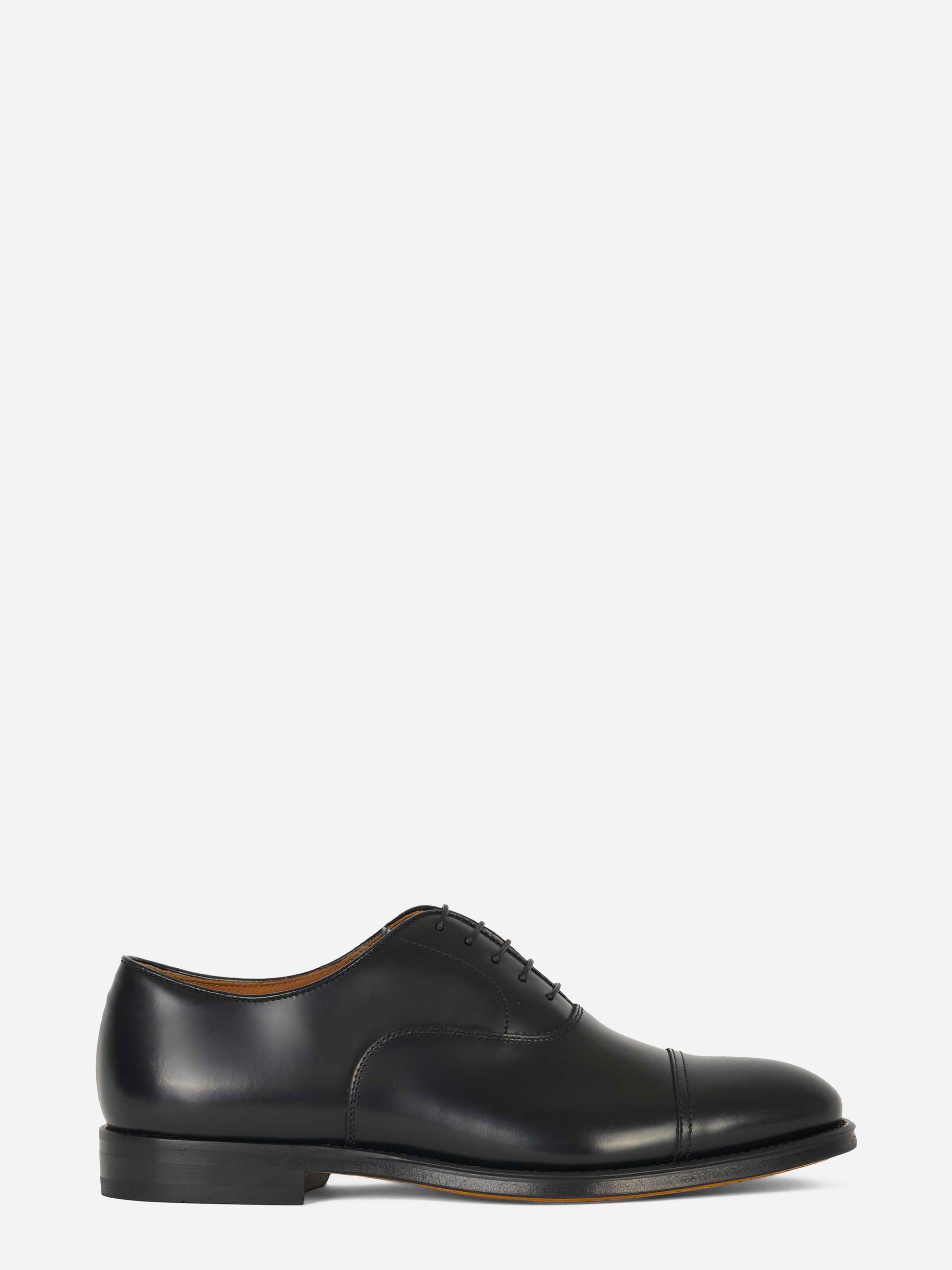 Stringata in pelle con fondo cuoio Nera