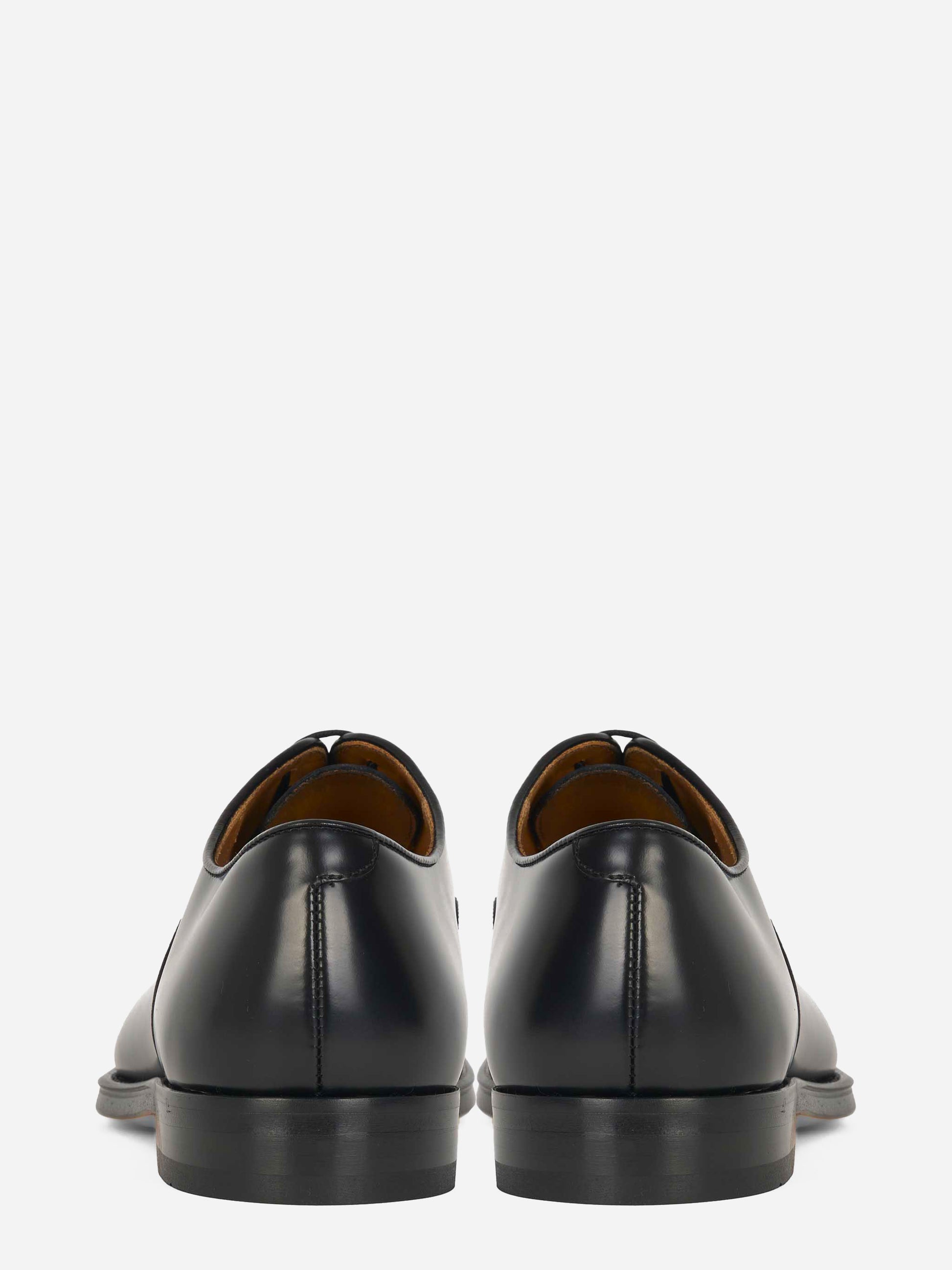 Stringata in pelle con fondo cuoio Nera