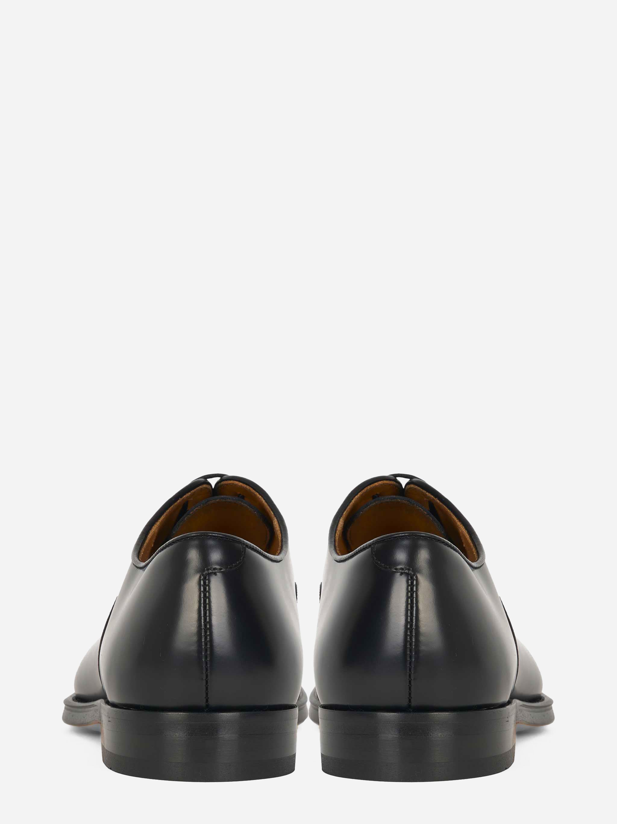 Stringata in pelle con fondo cuoio Nera