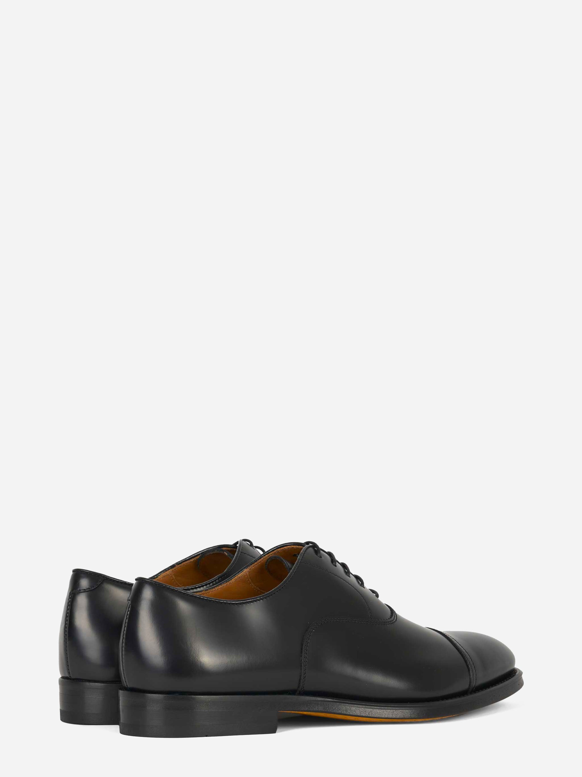 Stringata in pelle con fondo cuoio Nera