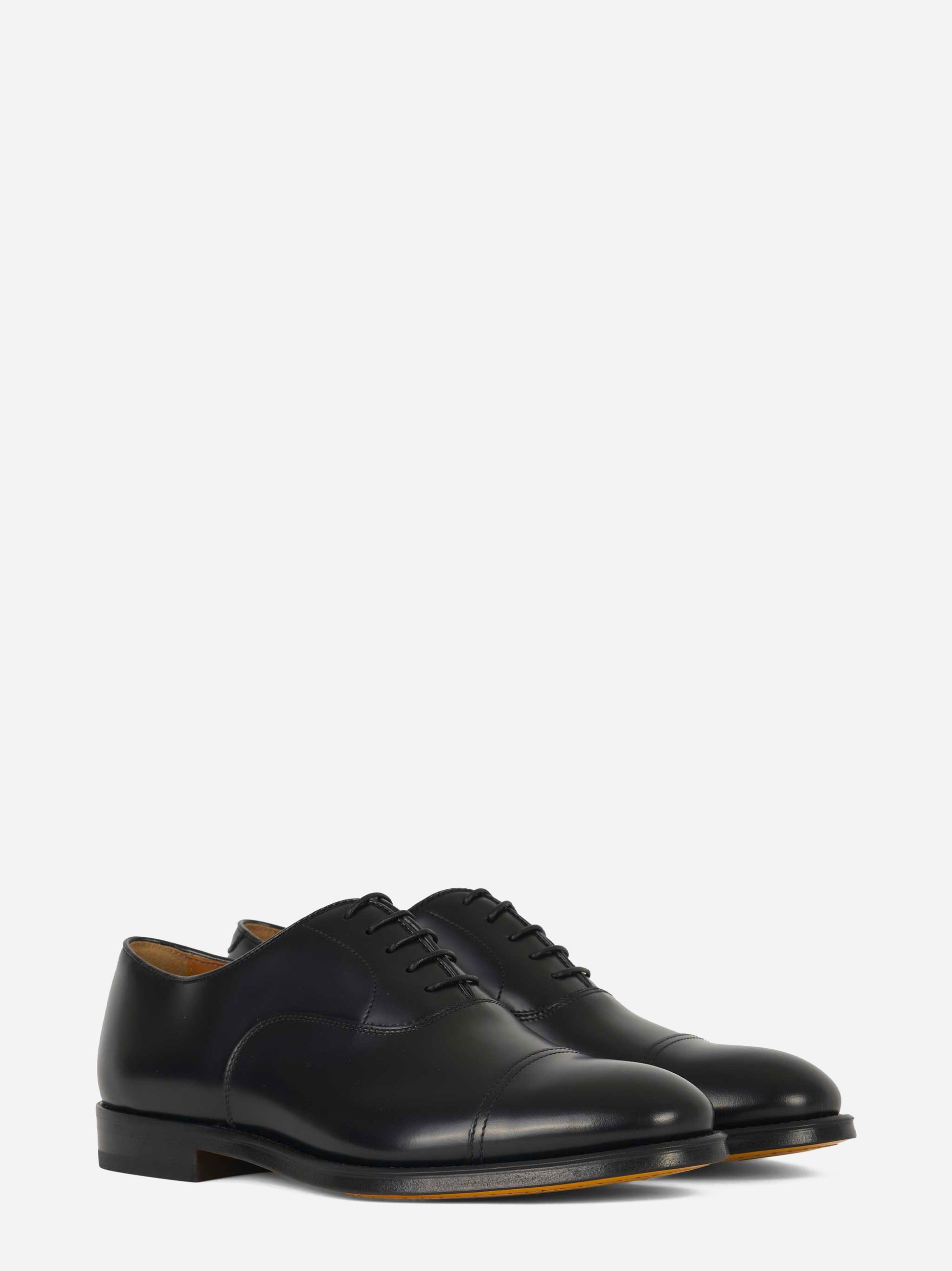 Stringata in pelle con fondo cuoio Nera