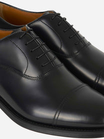 Stringata in pelle con fondo cuoio Nera