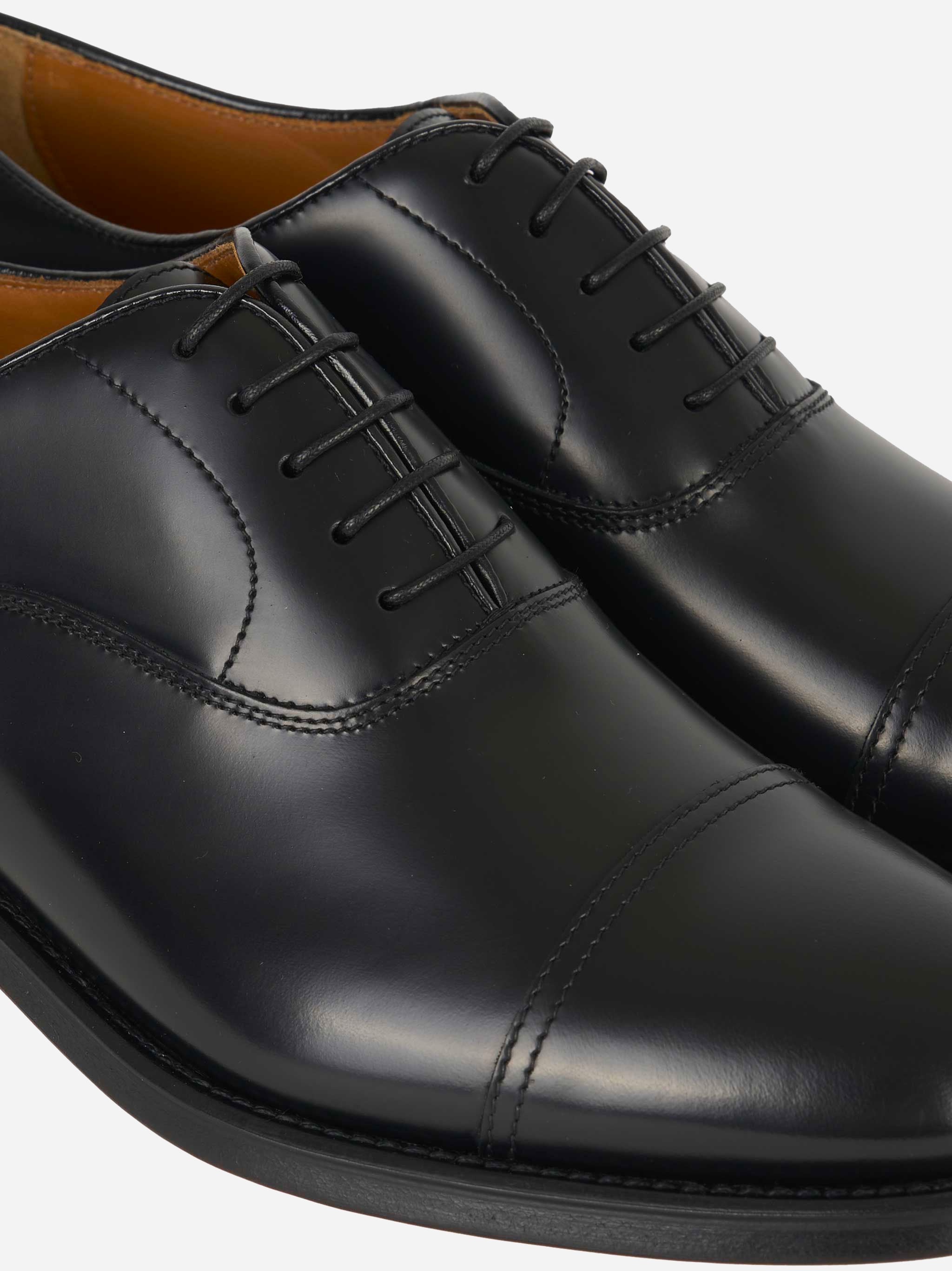 Stringata in pelle con fondo cuoio Nera