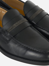 Mocassino in pelle con fascia in monile Nero