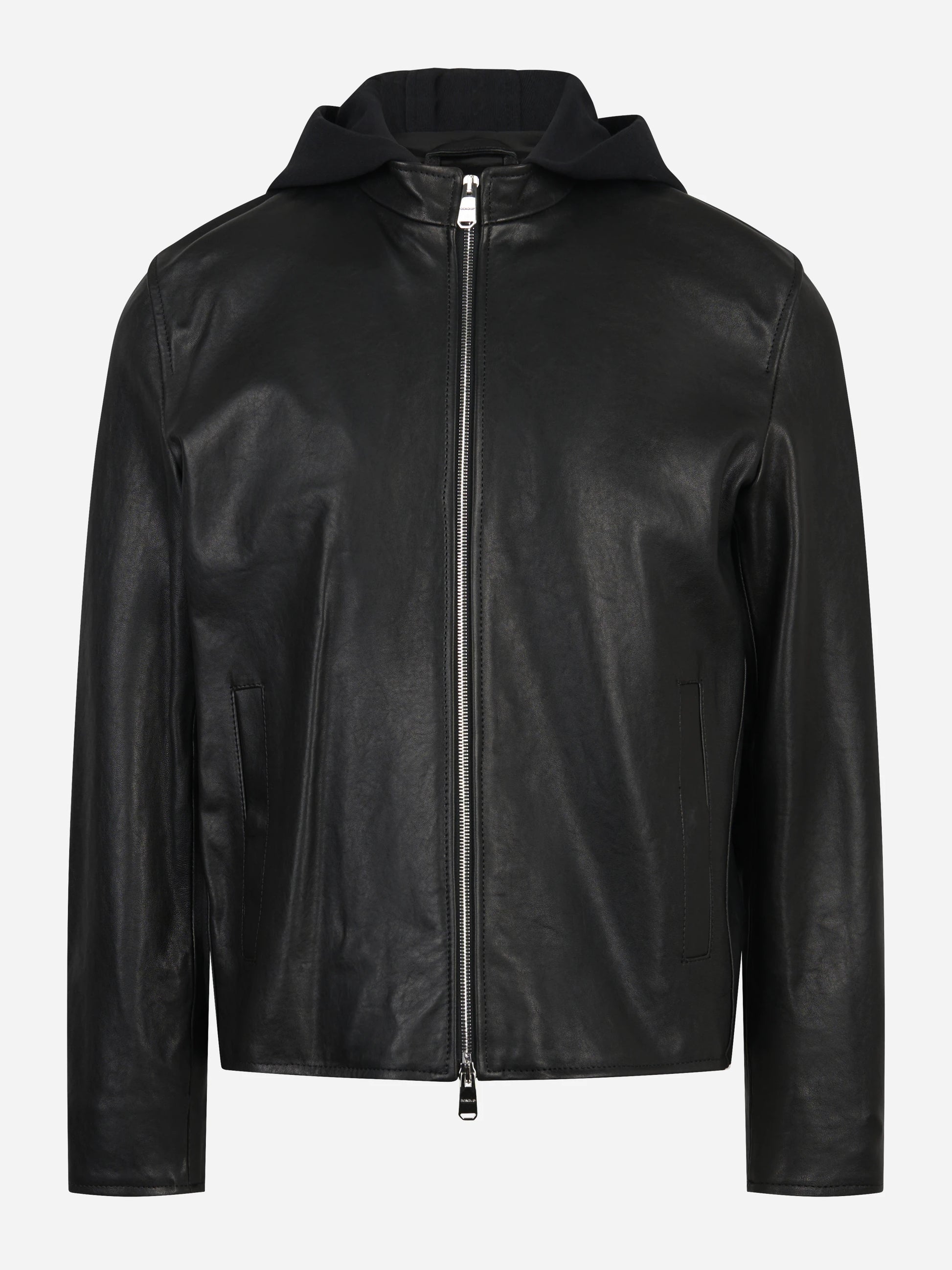 Biker in pelle nero con cappuccio