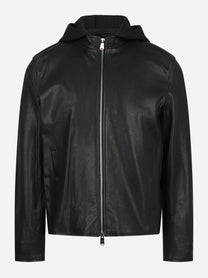 Biker in pelle nero con cappuccio