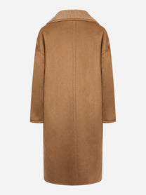 Cappotto beige con collo sciallato in eco shearling