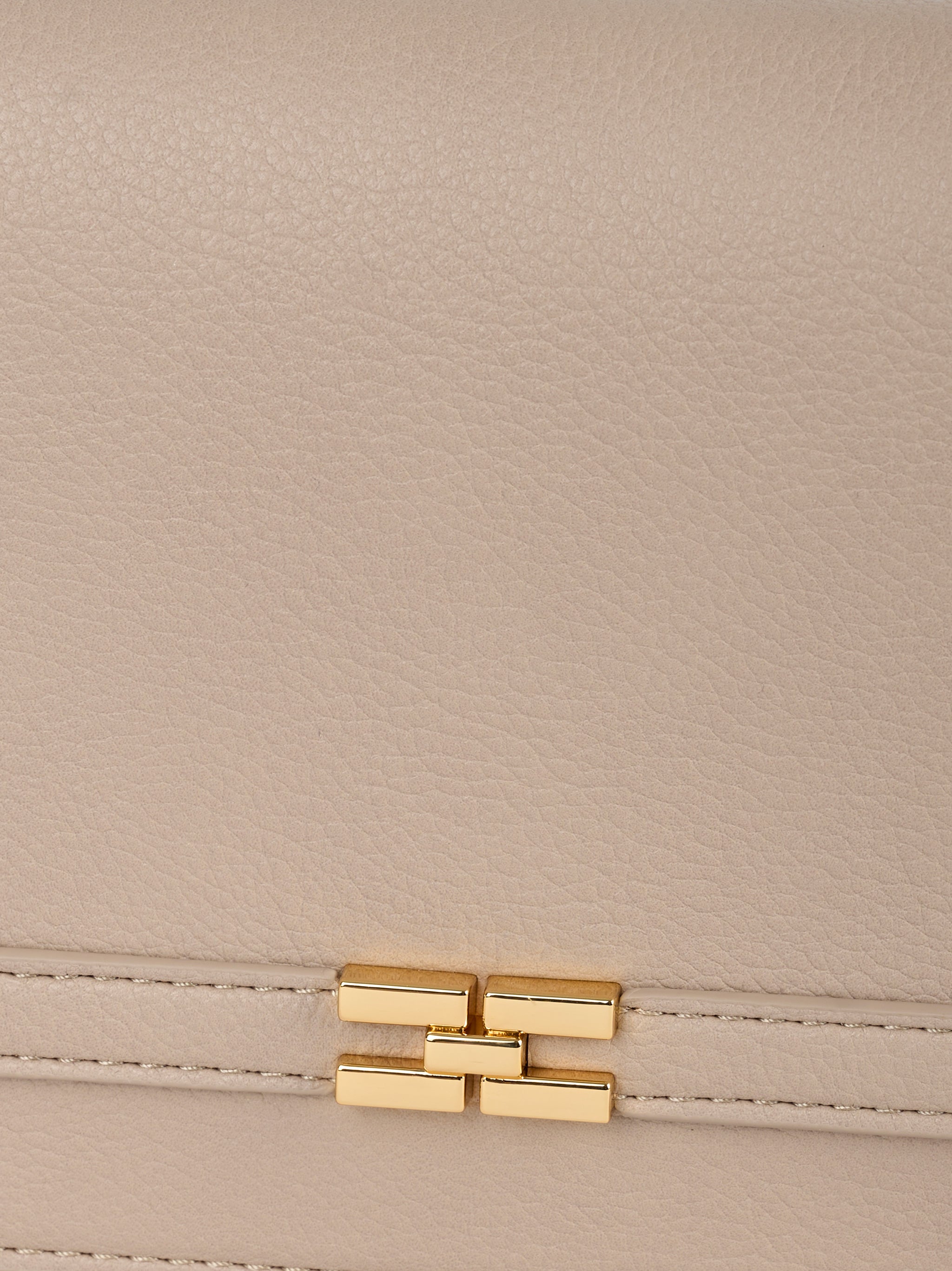 Borsa tracolla a catena, chiusura a patta con placca logo Beige