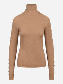 Dolcevita beige in lana merinos con applicazioni su maniche