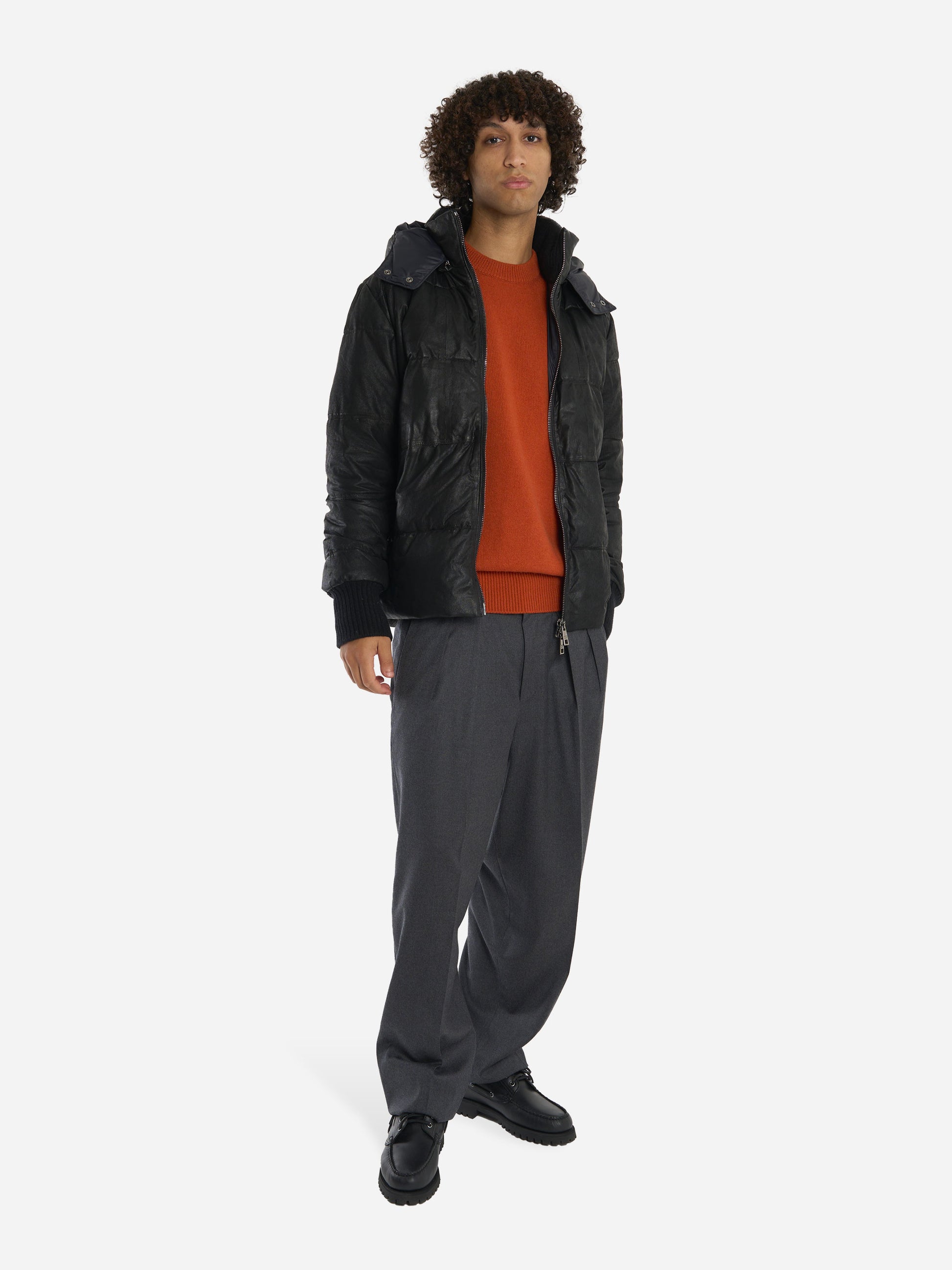 Piumino nero con cappuccio in pelle