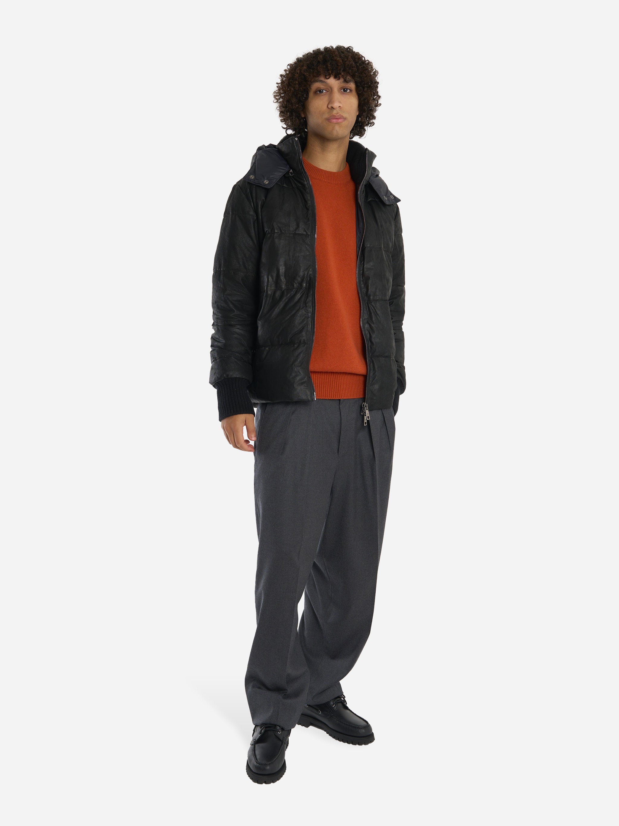 Piumino nero con cappuccio in pelle