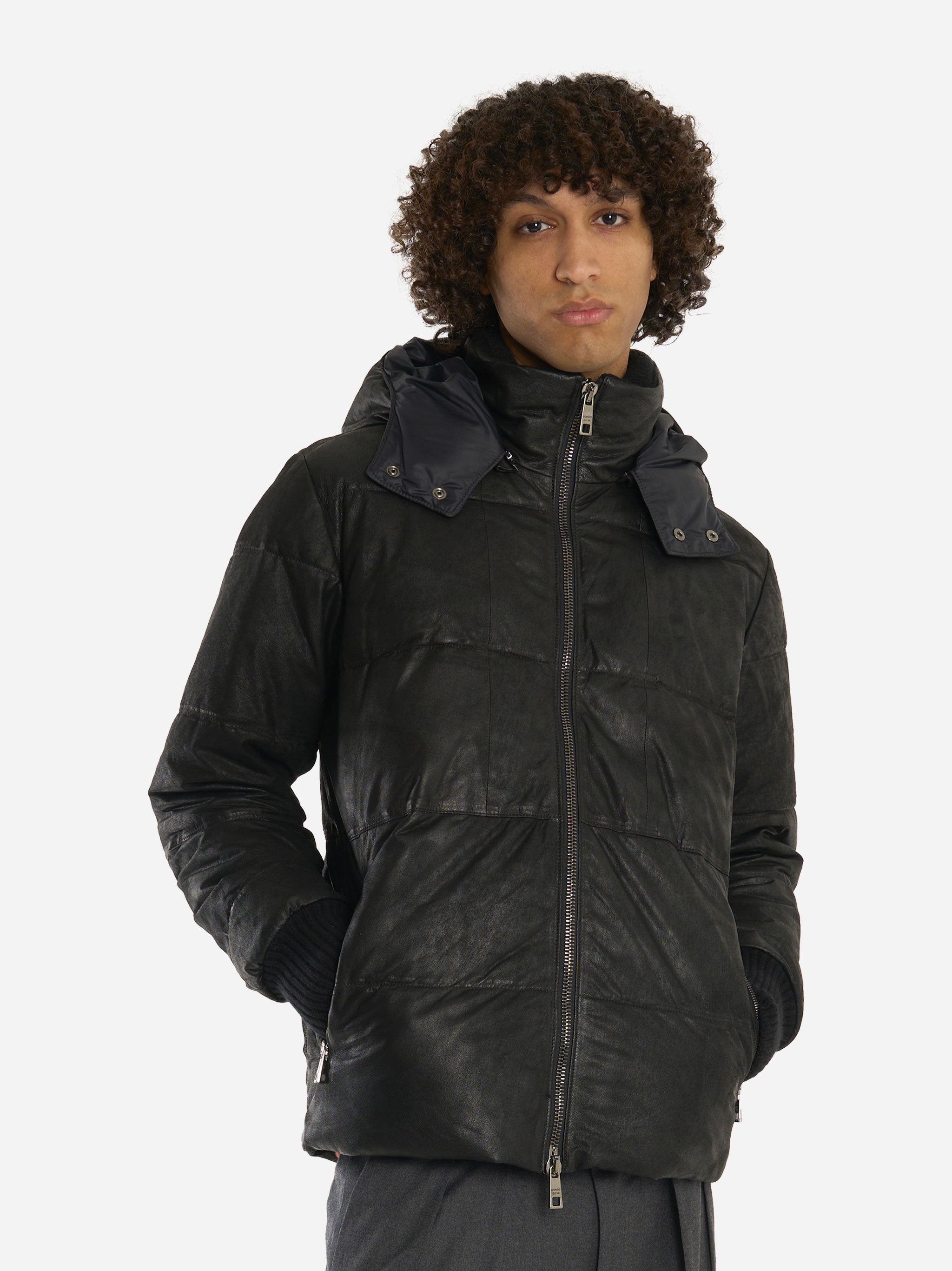 Piumino nero con cappuccio in pelle