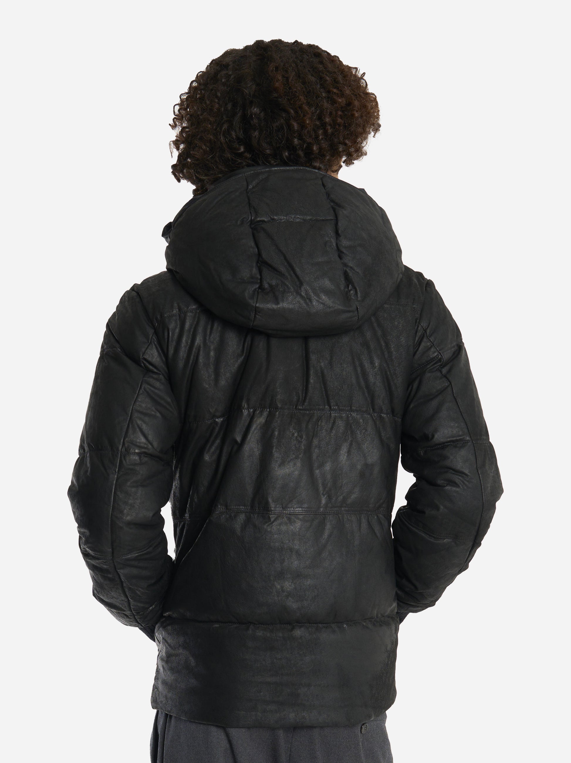 Piumino nero con cappuccio in pelle
