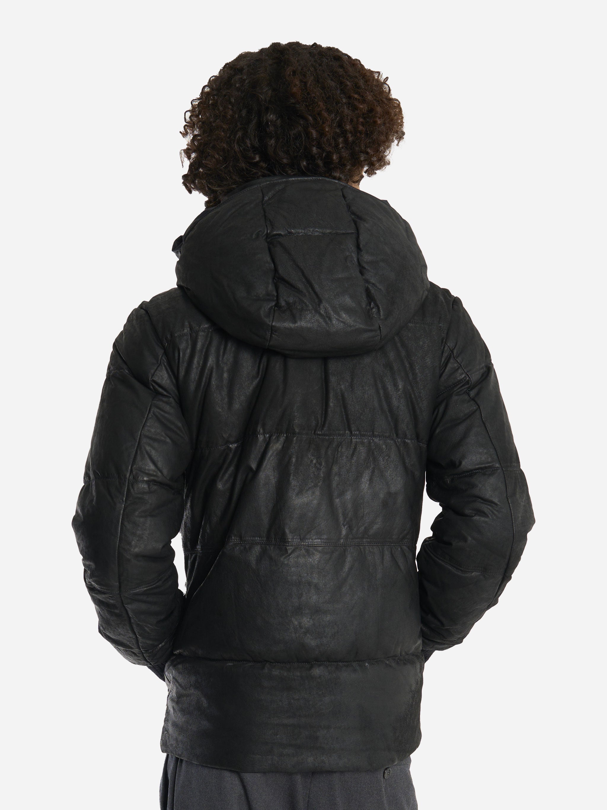 Piumino nero con cappuccio in pelle