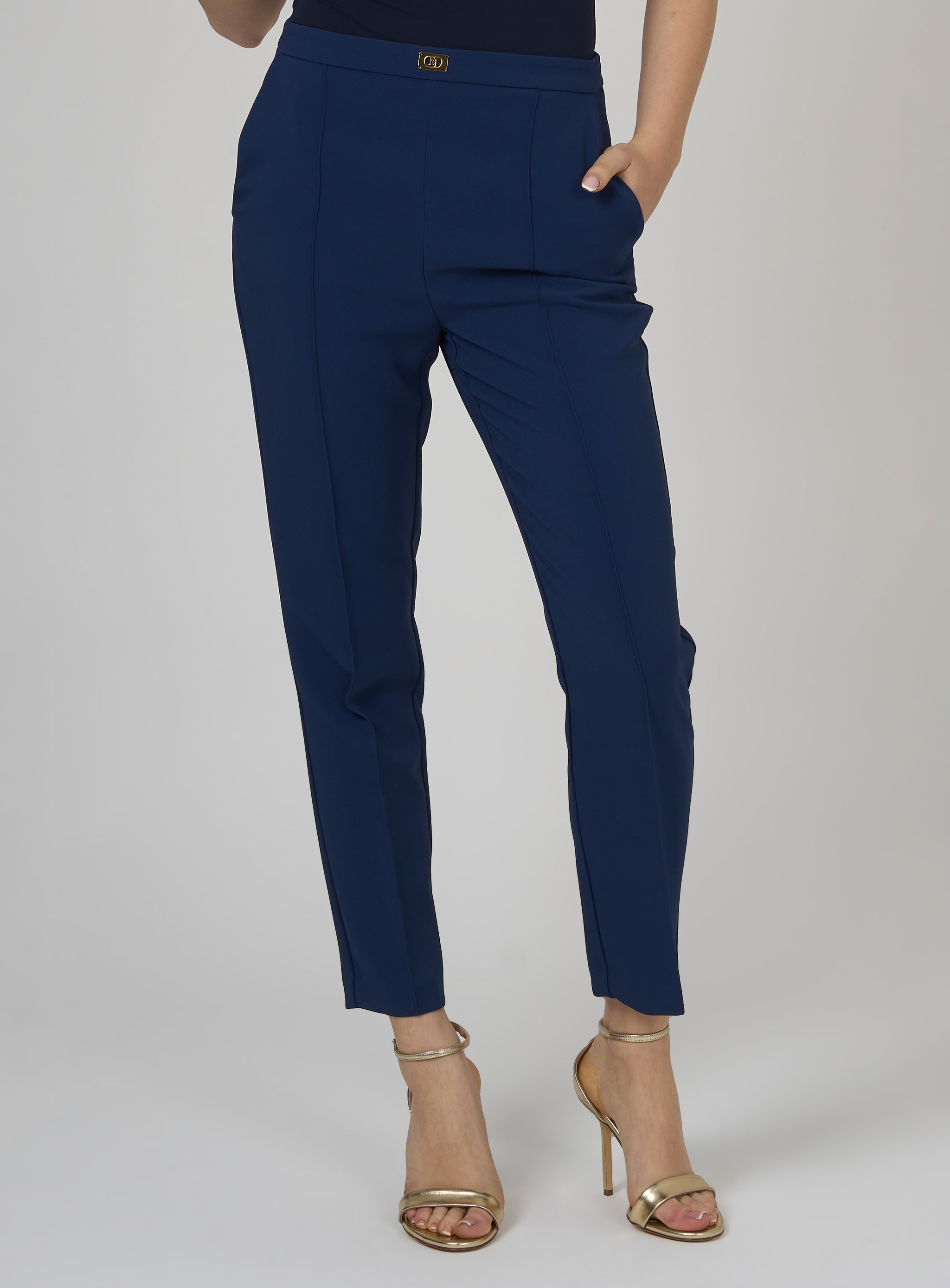 Pantaloni in crepe con tasche e placca logo Blu