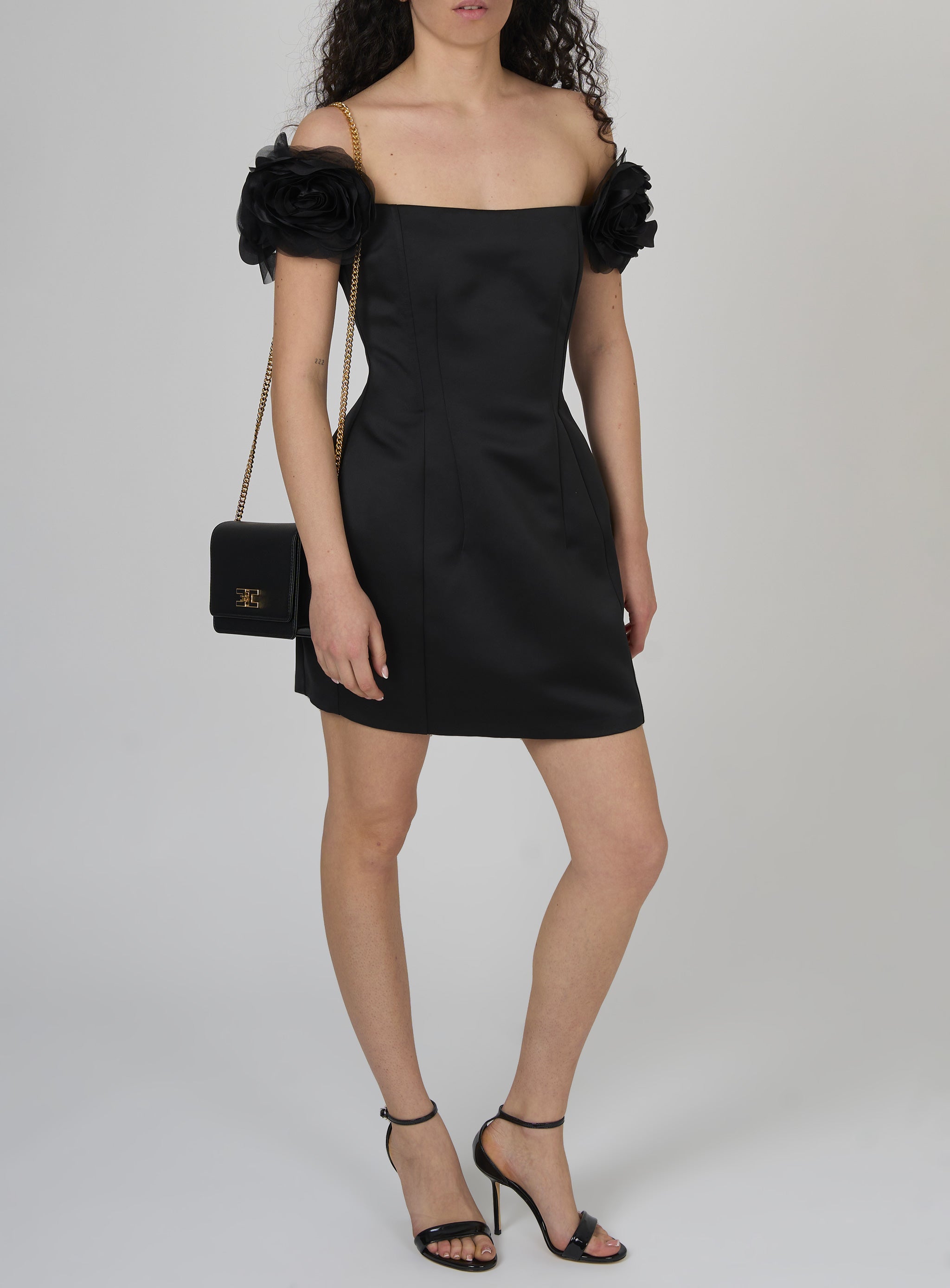 Abito in duchesse con fiori applicati Nero