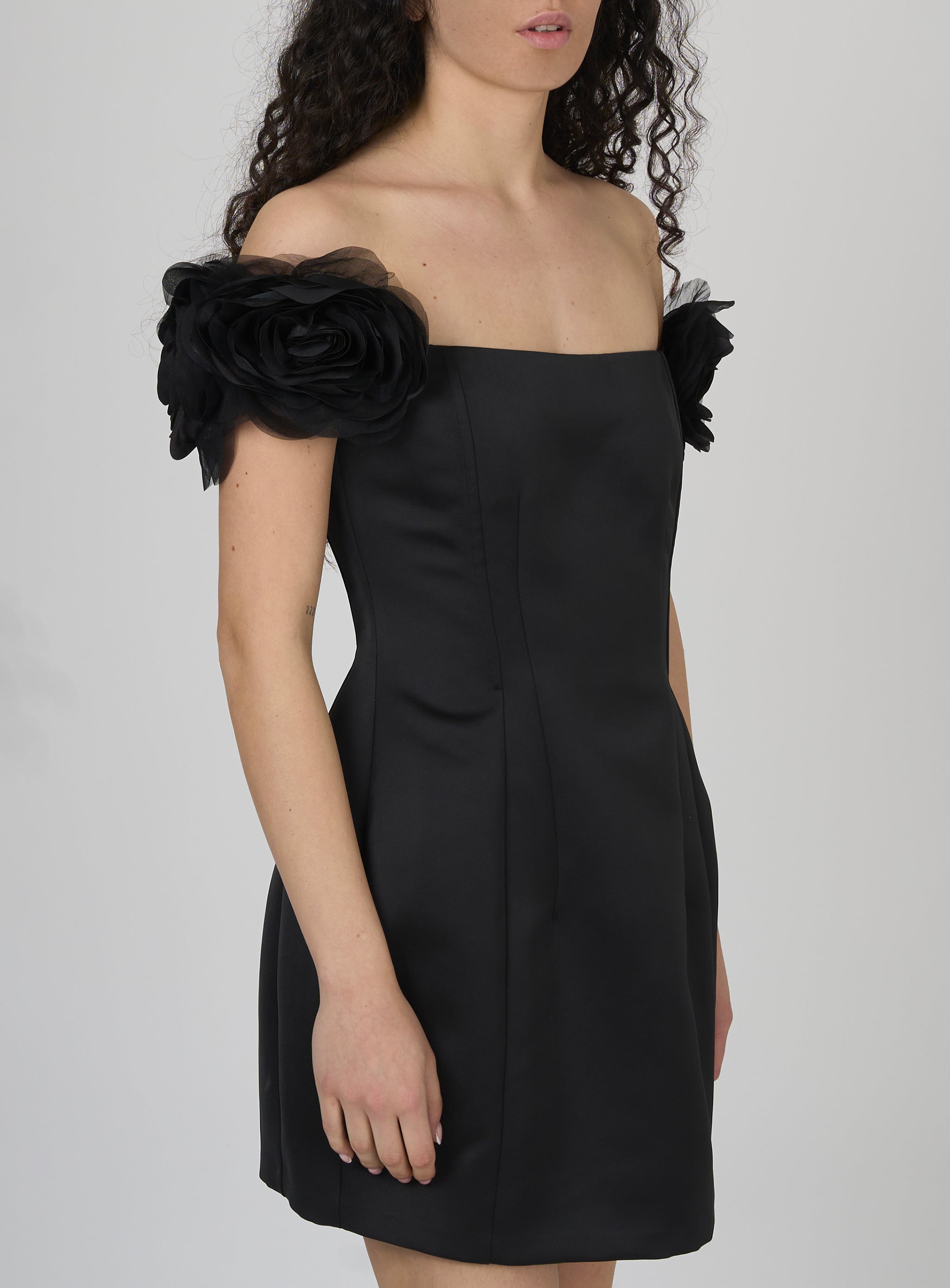 Abito in duchesse con fiori applicati Nero