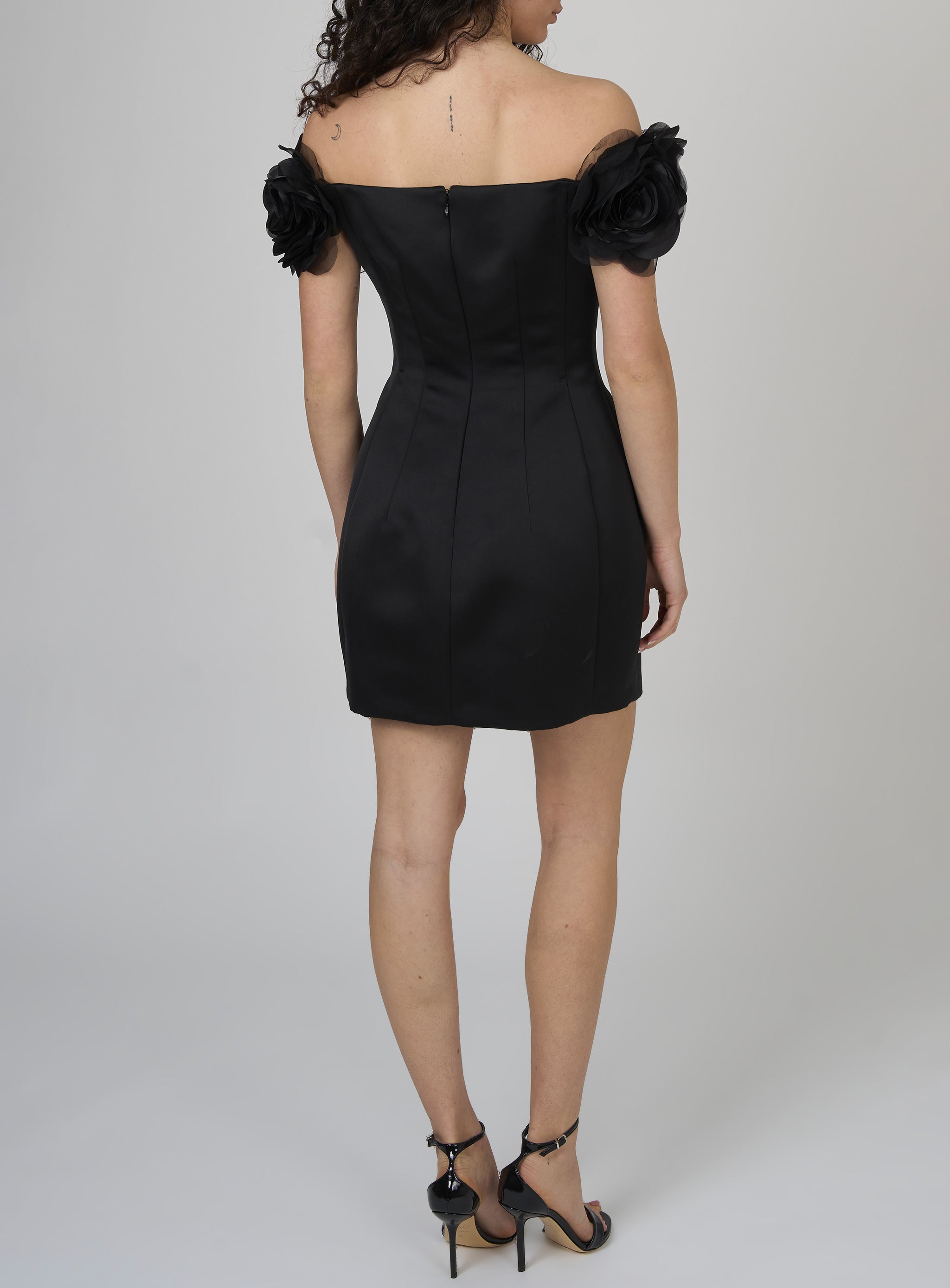 Abito in duchesse con fiori applicati Nero