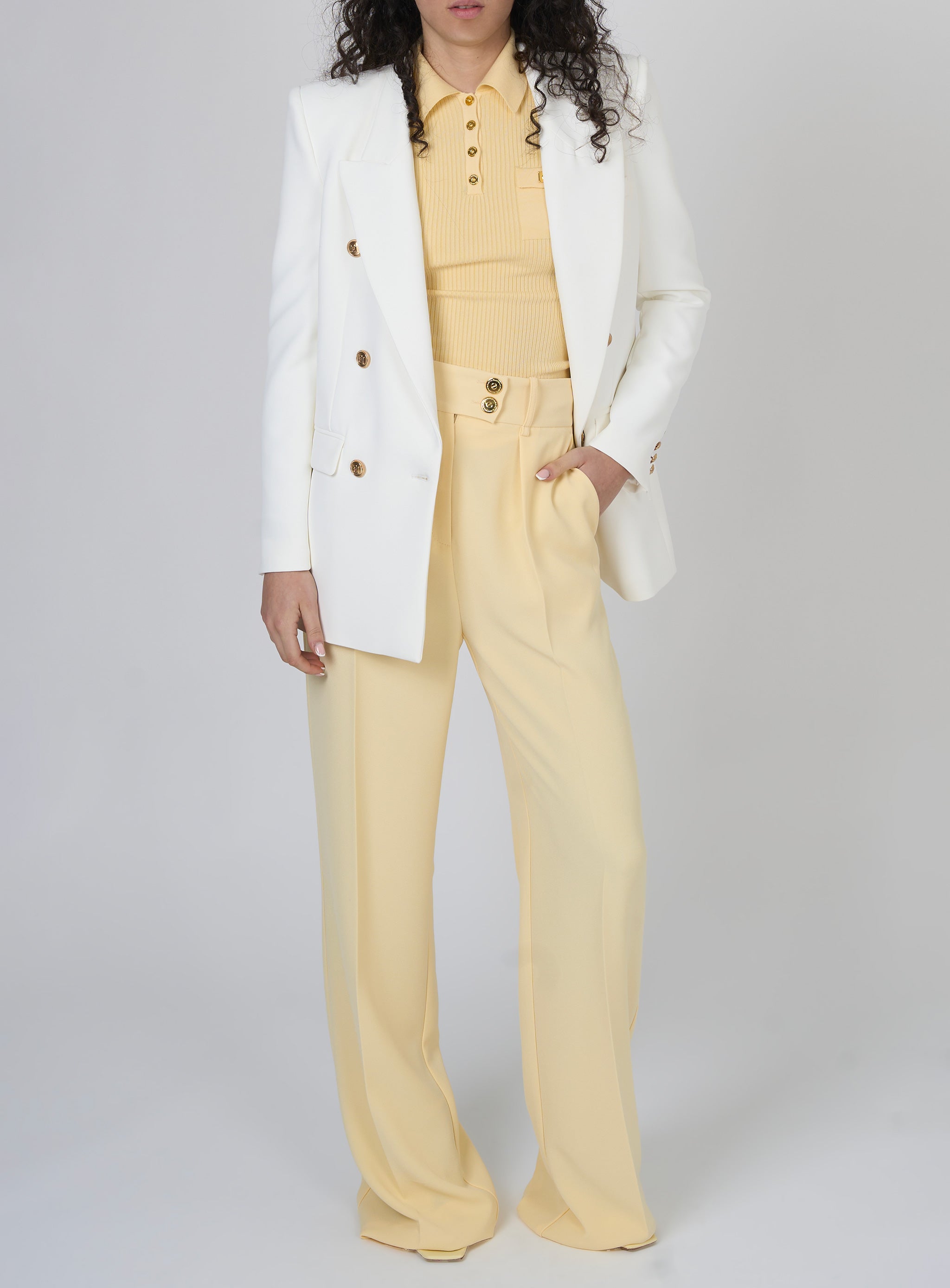 Pantaloni in crepe con bottoni dorati Giallo