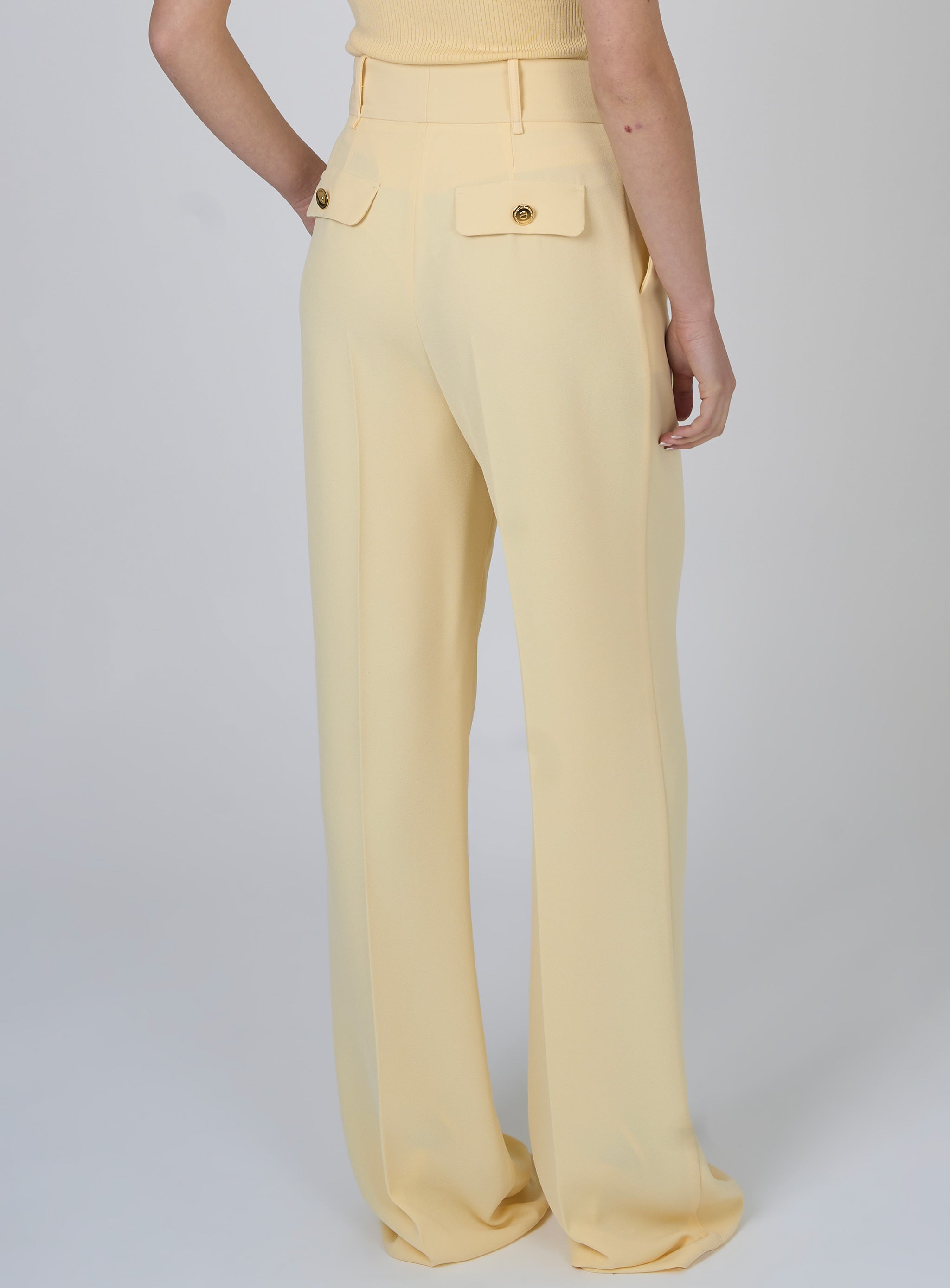 Pantaloni in crepe con bottoni dorati Giallo