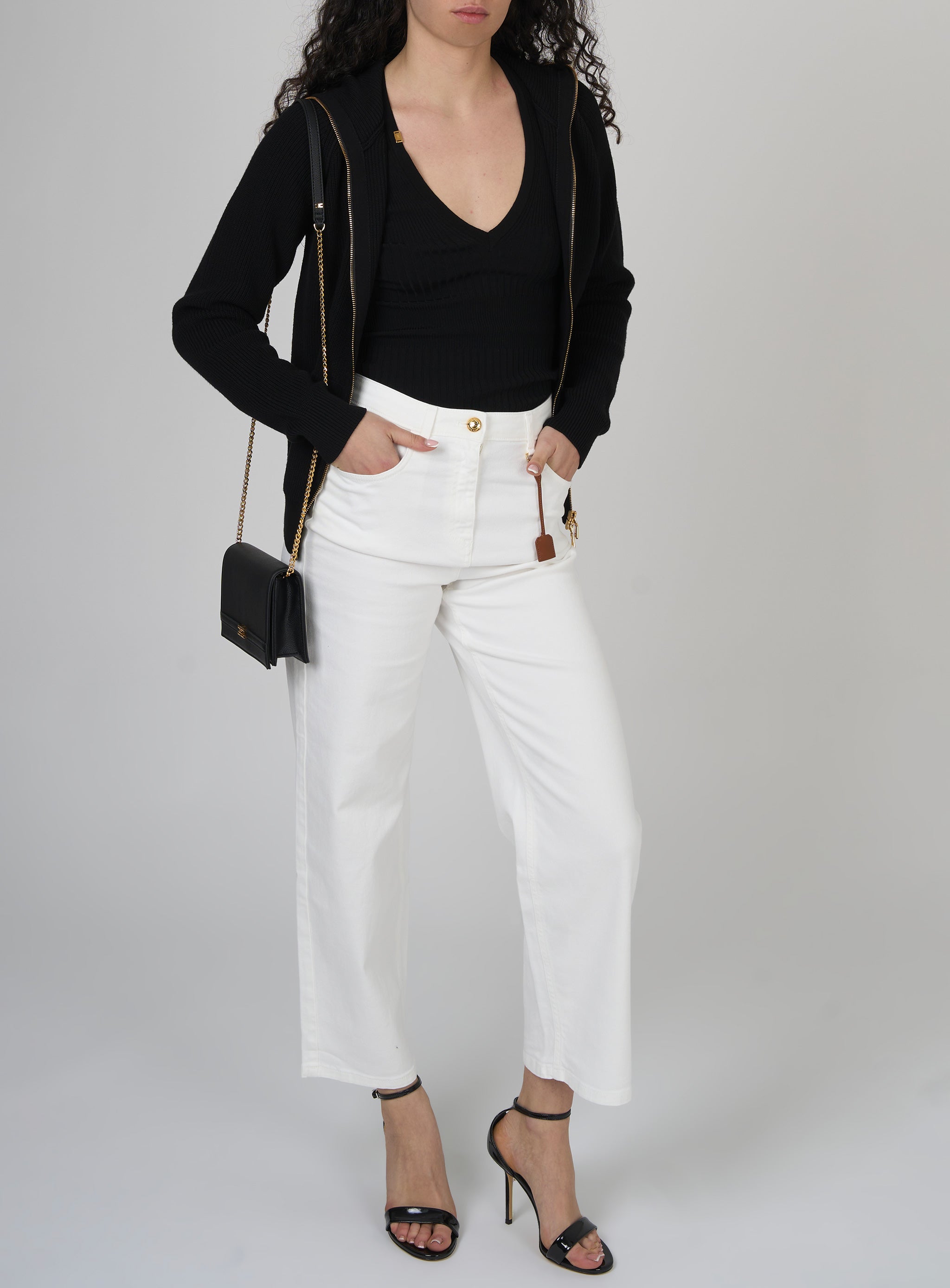 Jeans in cotone tinto con charm logato Bianco