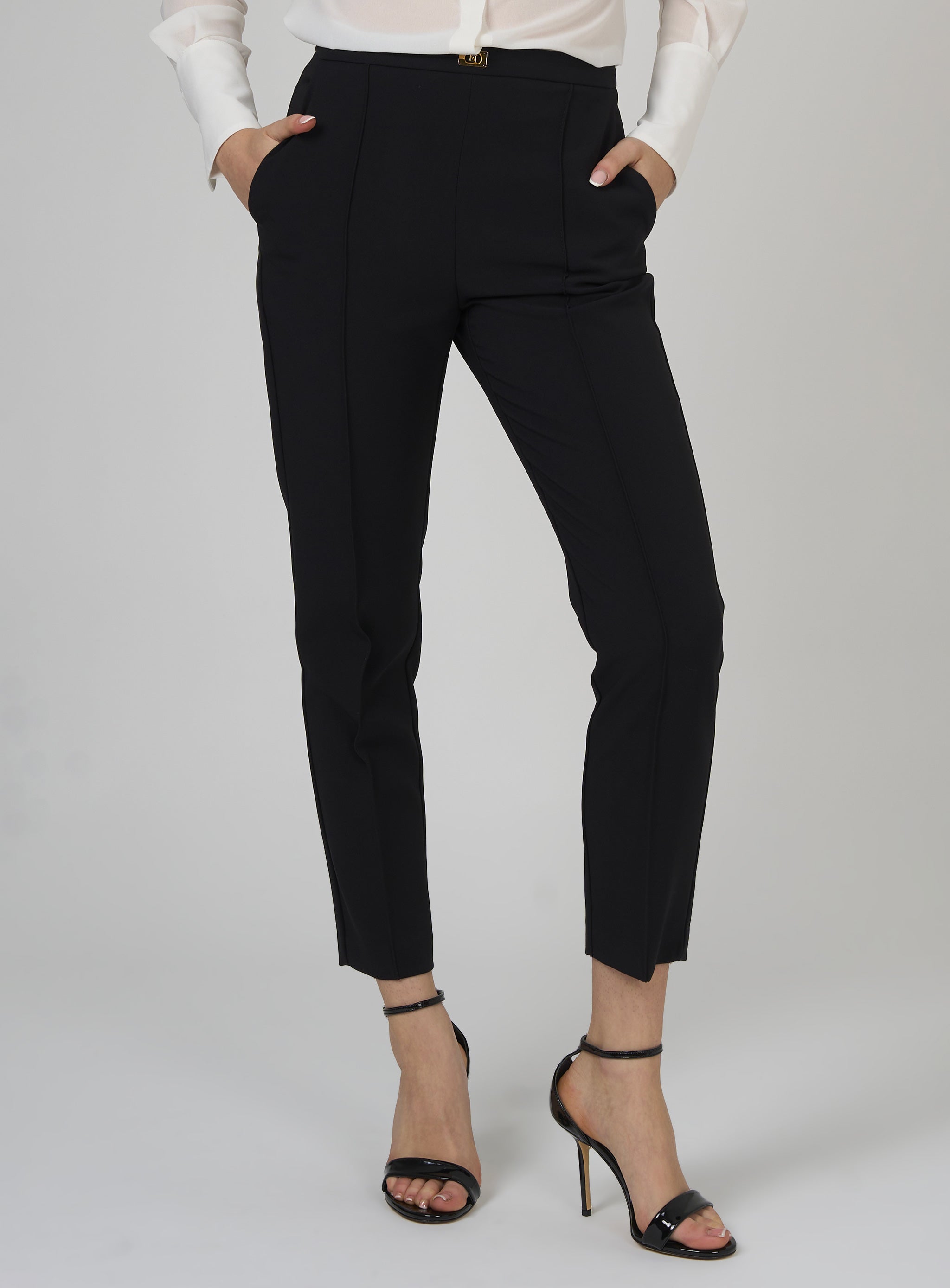 Pantaloni in crepe con tasche e placca logo Nero