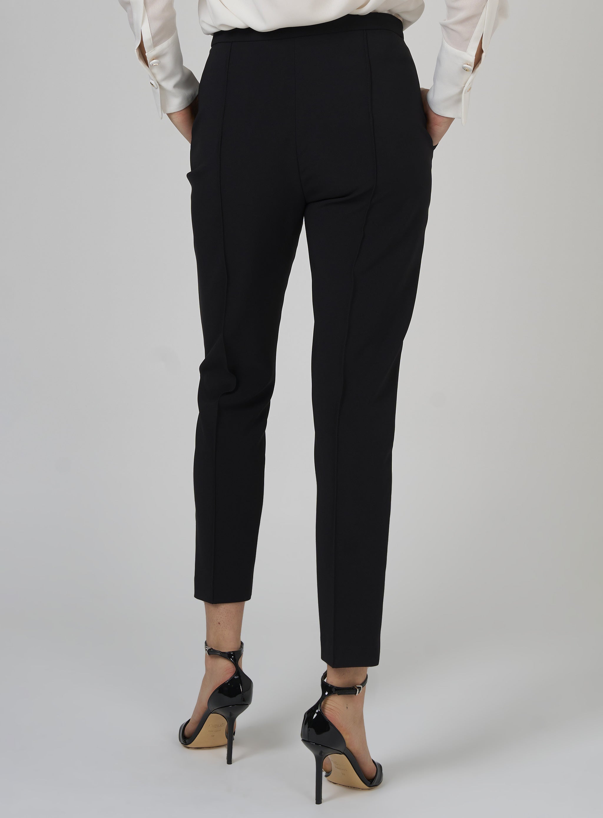 Pantaloni in crepe con tasche e placca logo Nero