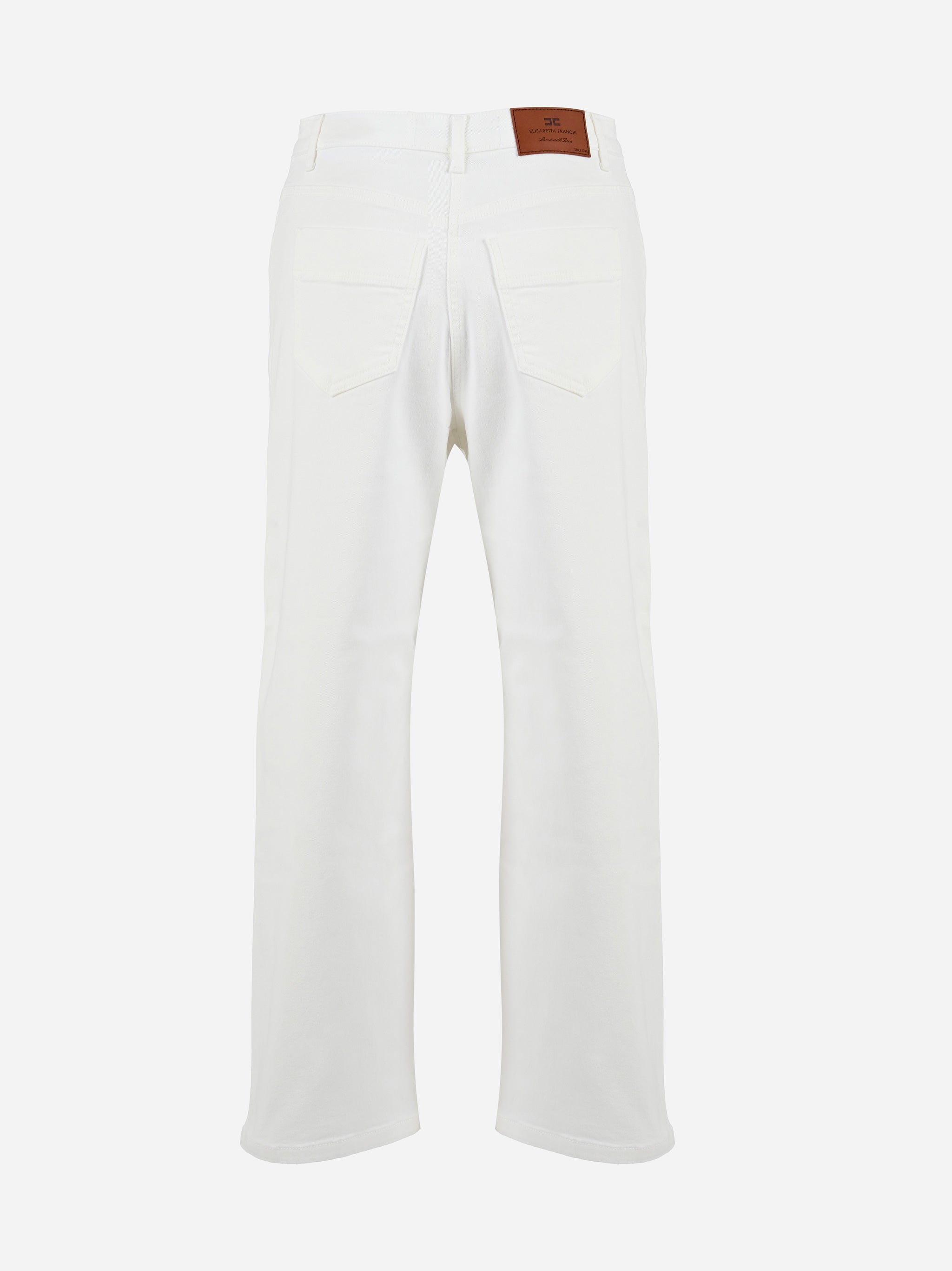 Jeans in cotone tinto con charm logato Bianco