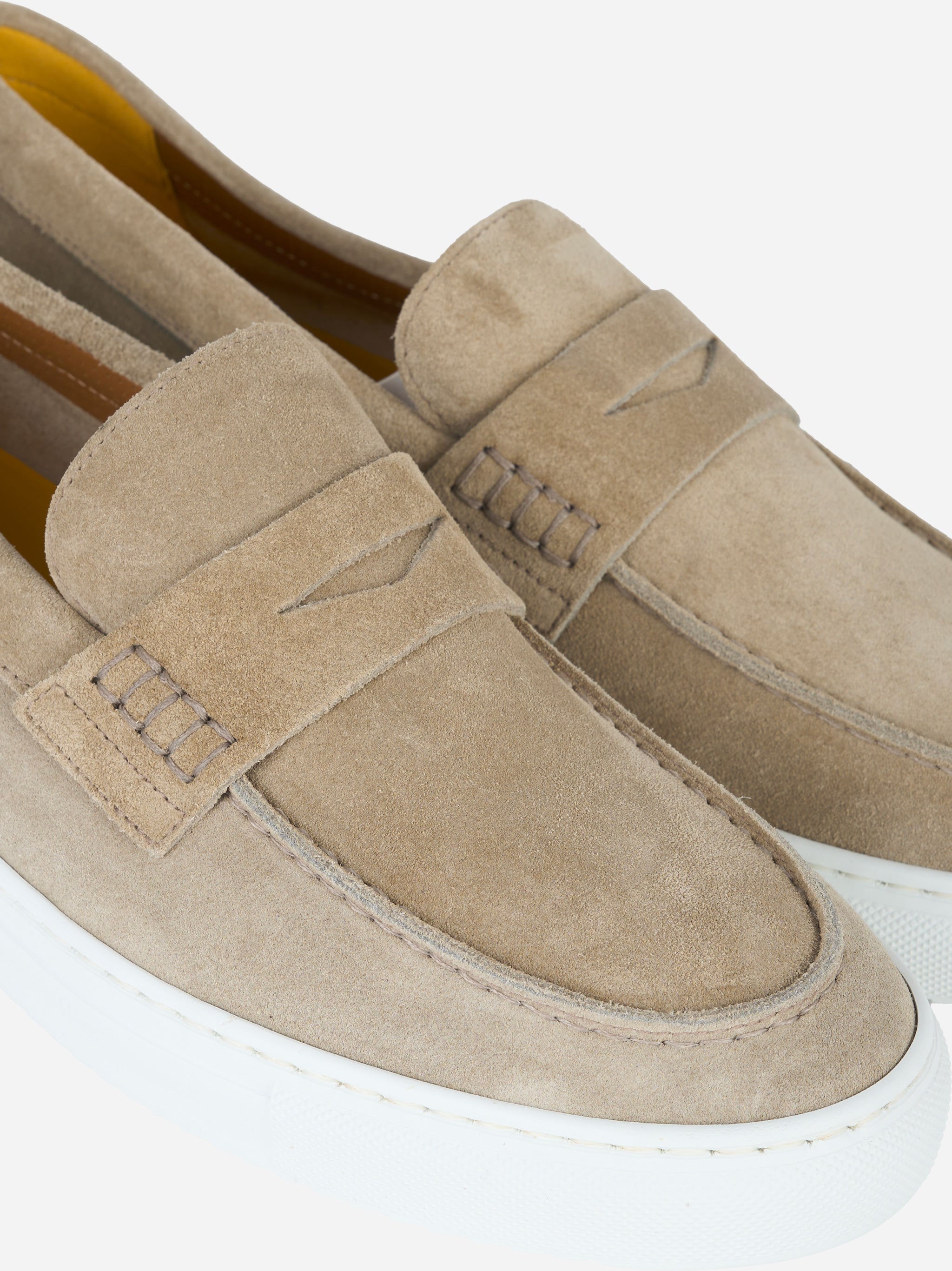 Mocassino in camoscio con fonfo gomma Beige