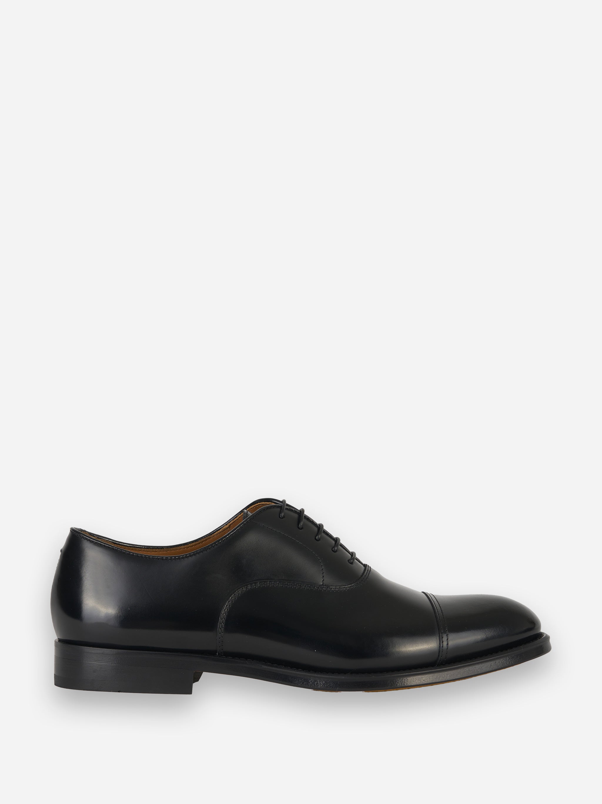 Stringata in pelle con fondo cuoio Nero