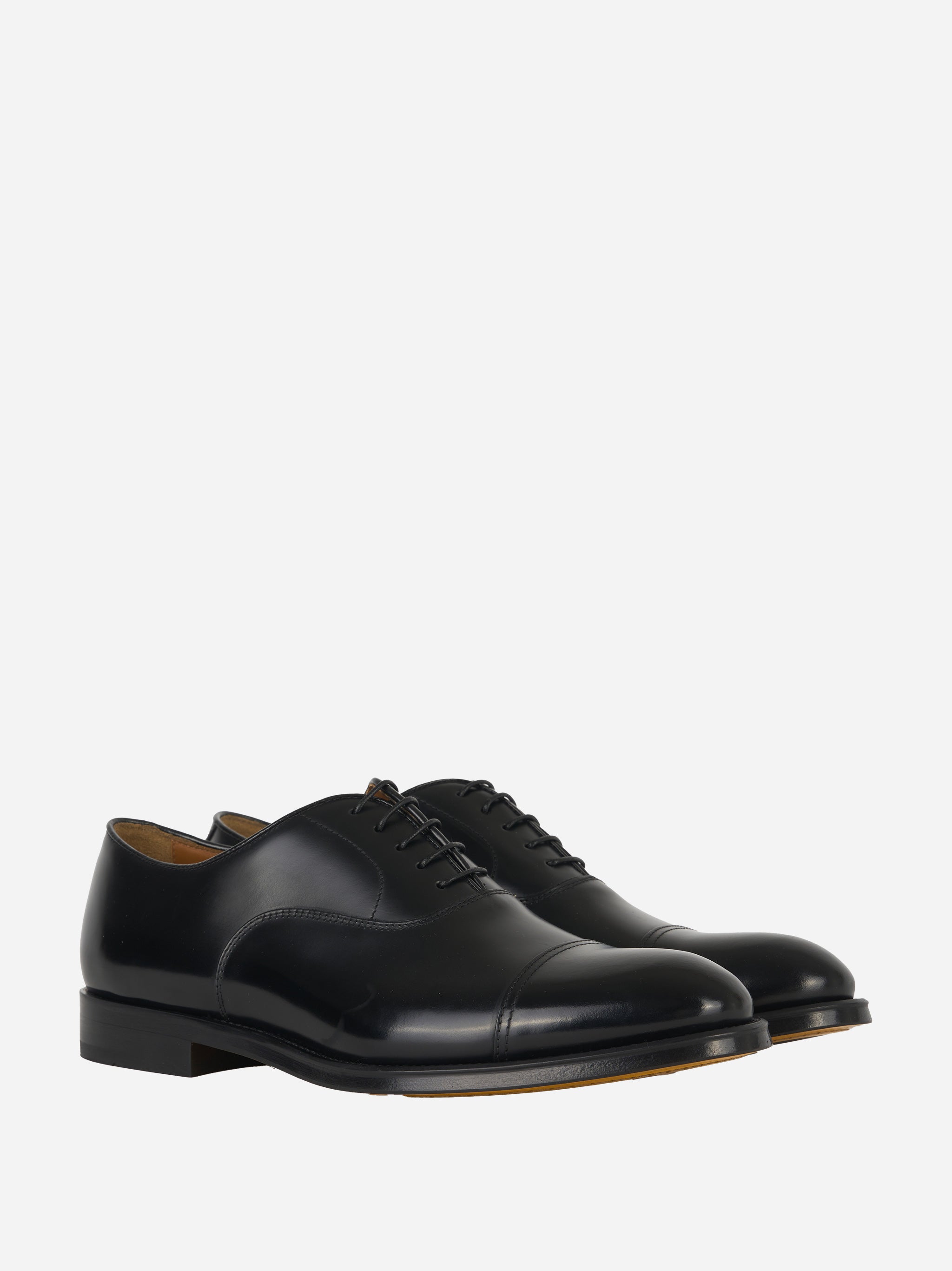 Stringata in pelle con fondo cuoio Nero