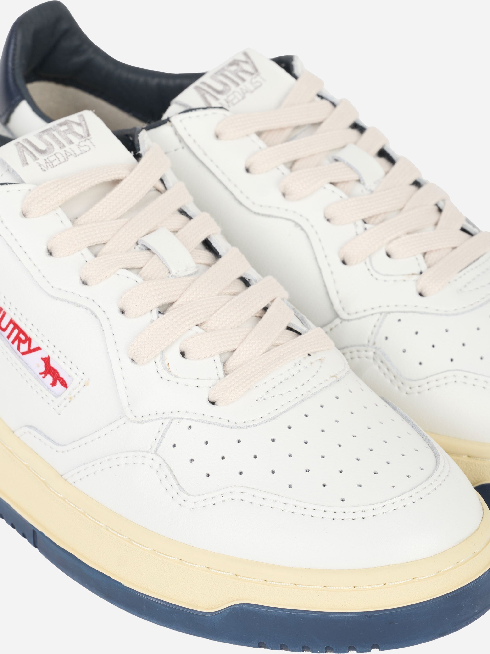 SNEAKERS MEDALIST LOW &#39;MAISON KITSUNÉ&#39; IN PELLE BIANCA E BLU