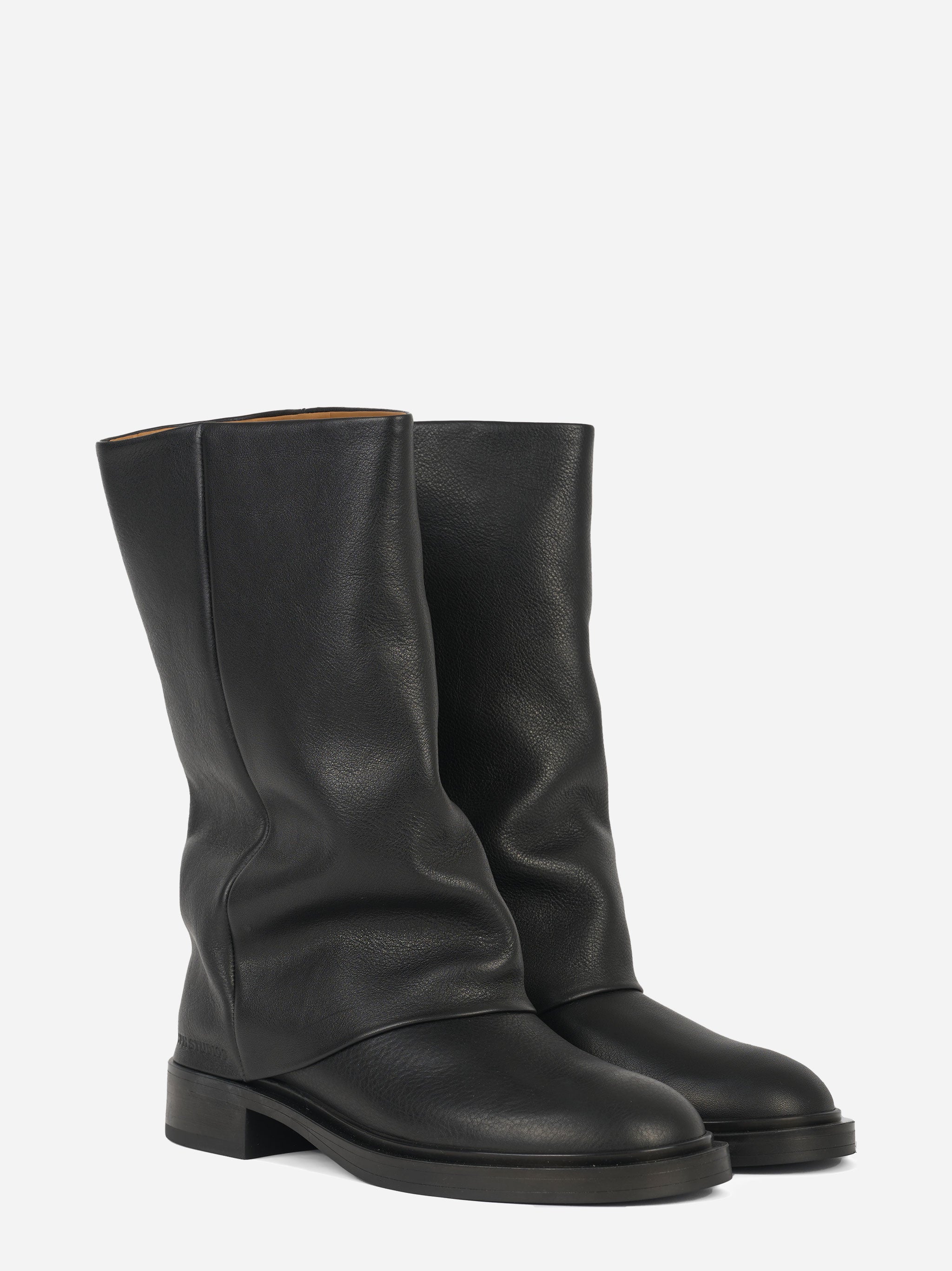 Stivale in pelle nero con gambale oversize