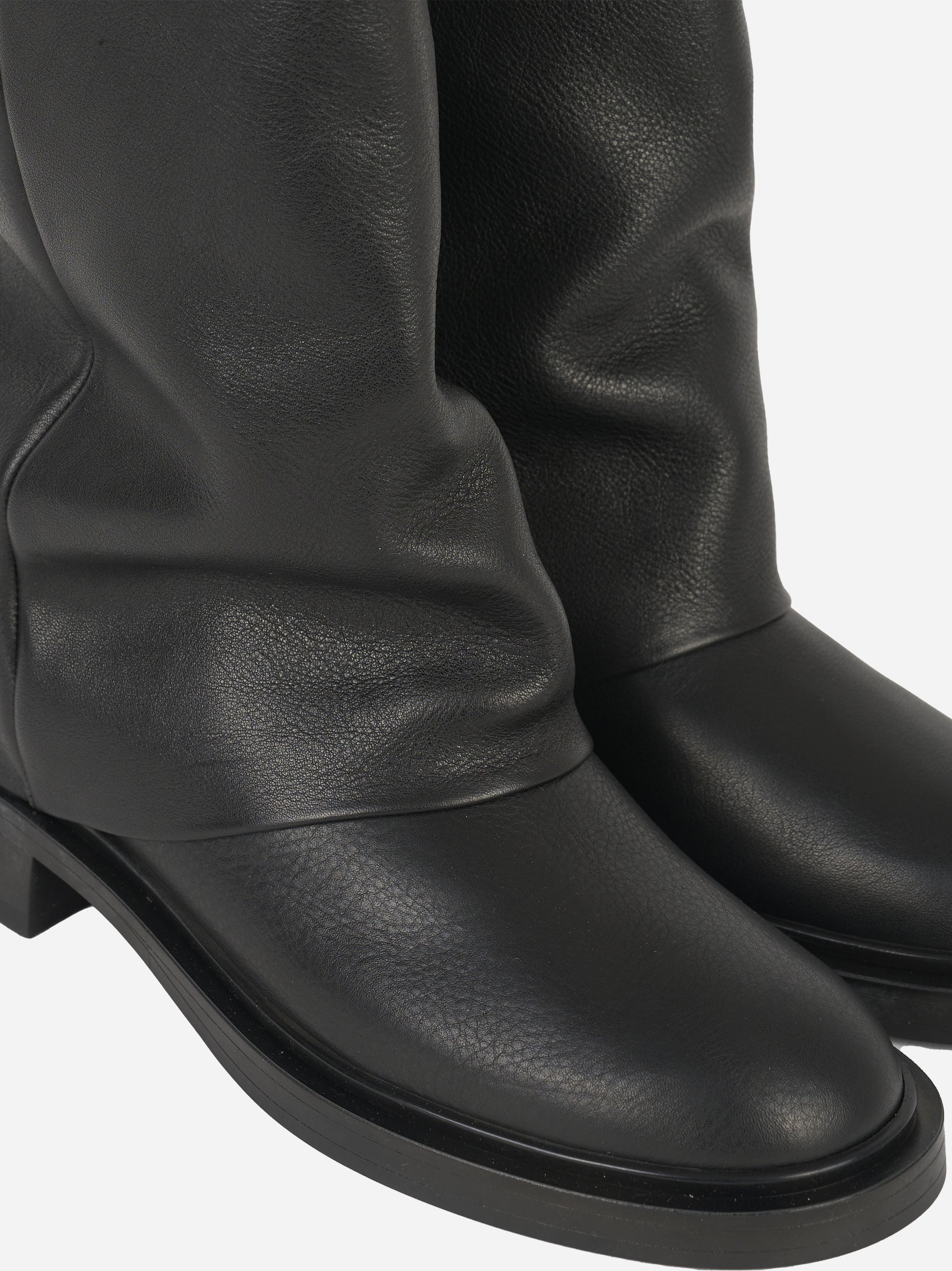 Stivale in pelle nero con gambale oversize