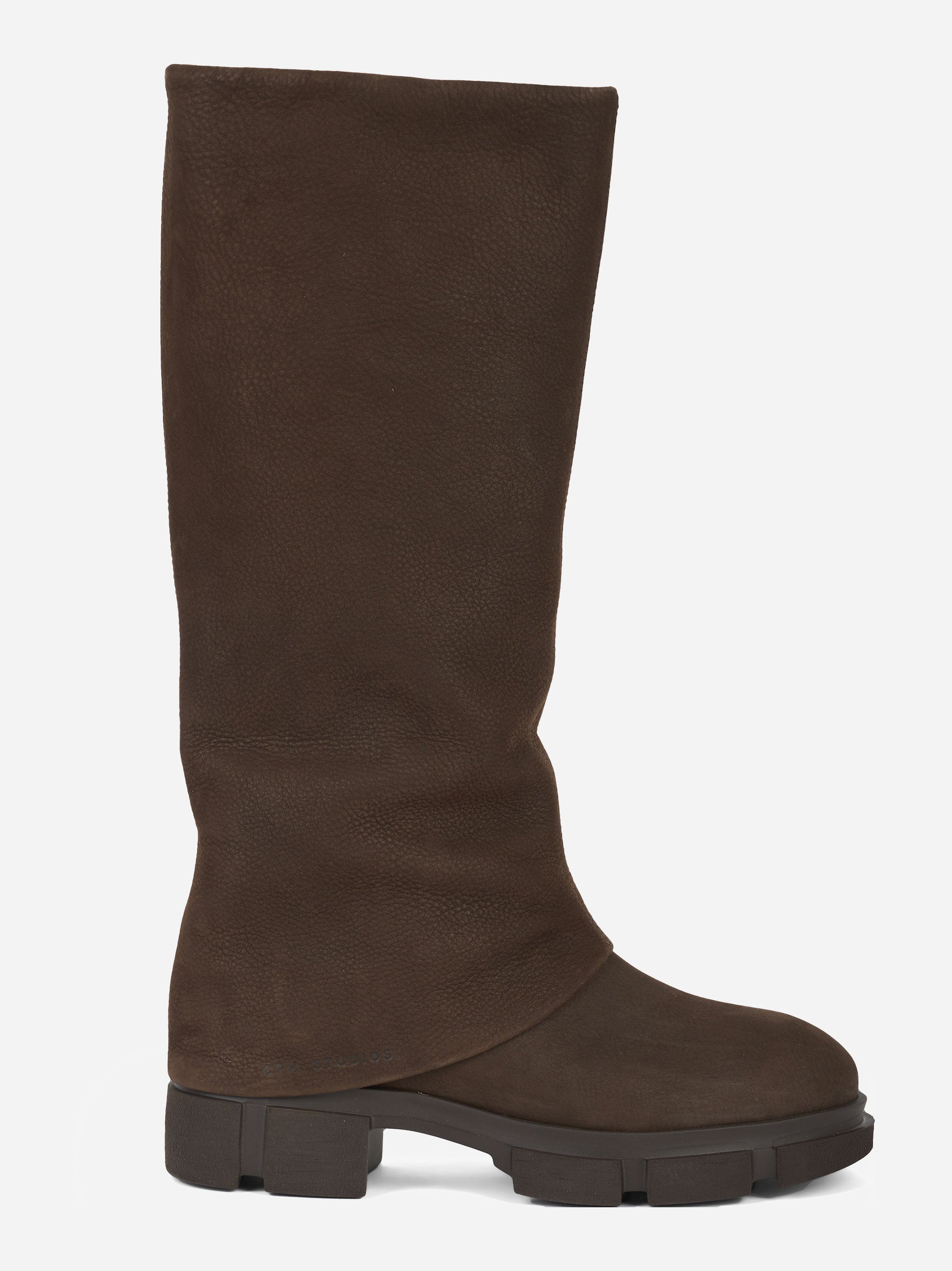 Stivale in nabuk marrone con cambale ripiegato