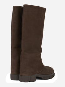 Stivale in nabuk marrone con cambale ripiegato