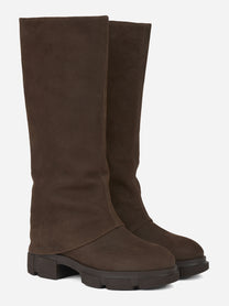 Stivale in nabuk marrone con cambale ripiegato