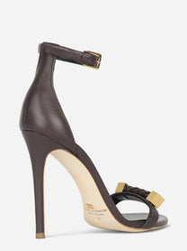 Sandalo in pelle con dettagli logo marrone