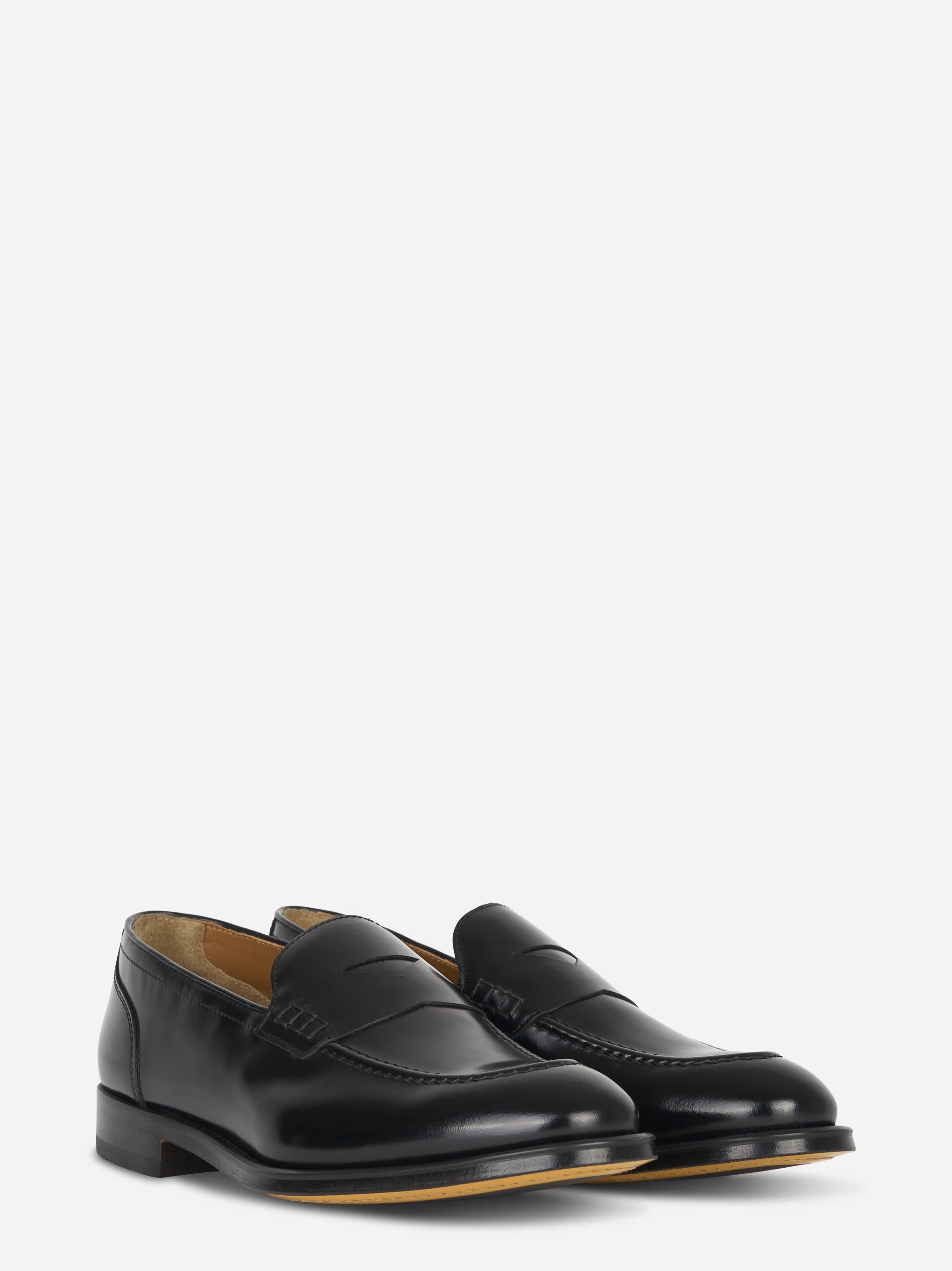 Mocassino in pelle nero con fondo cuoio