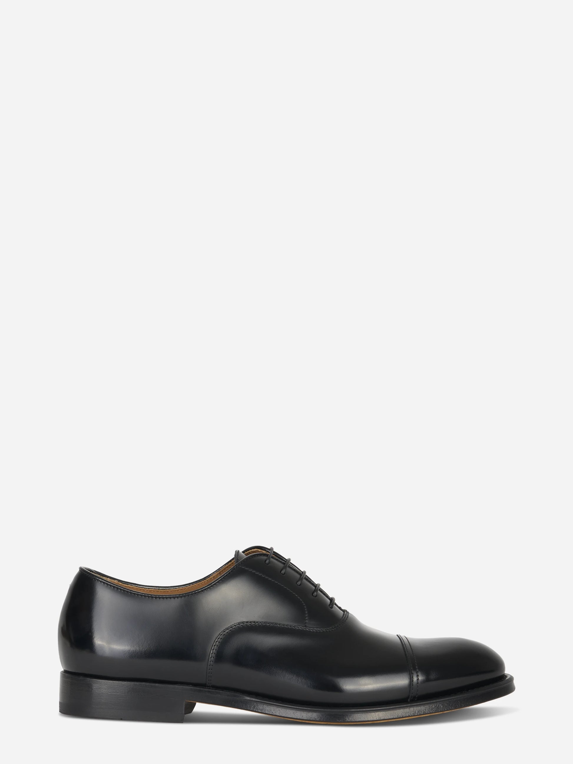 Stringata in pelle con fondo cuoio Nera