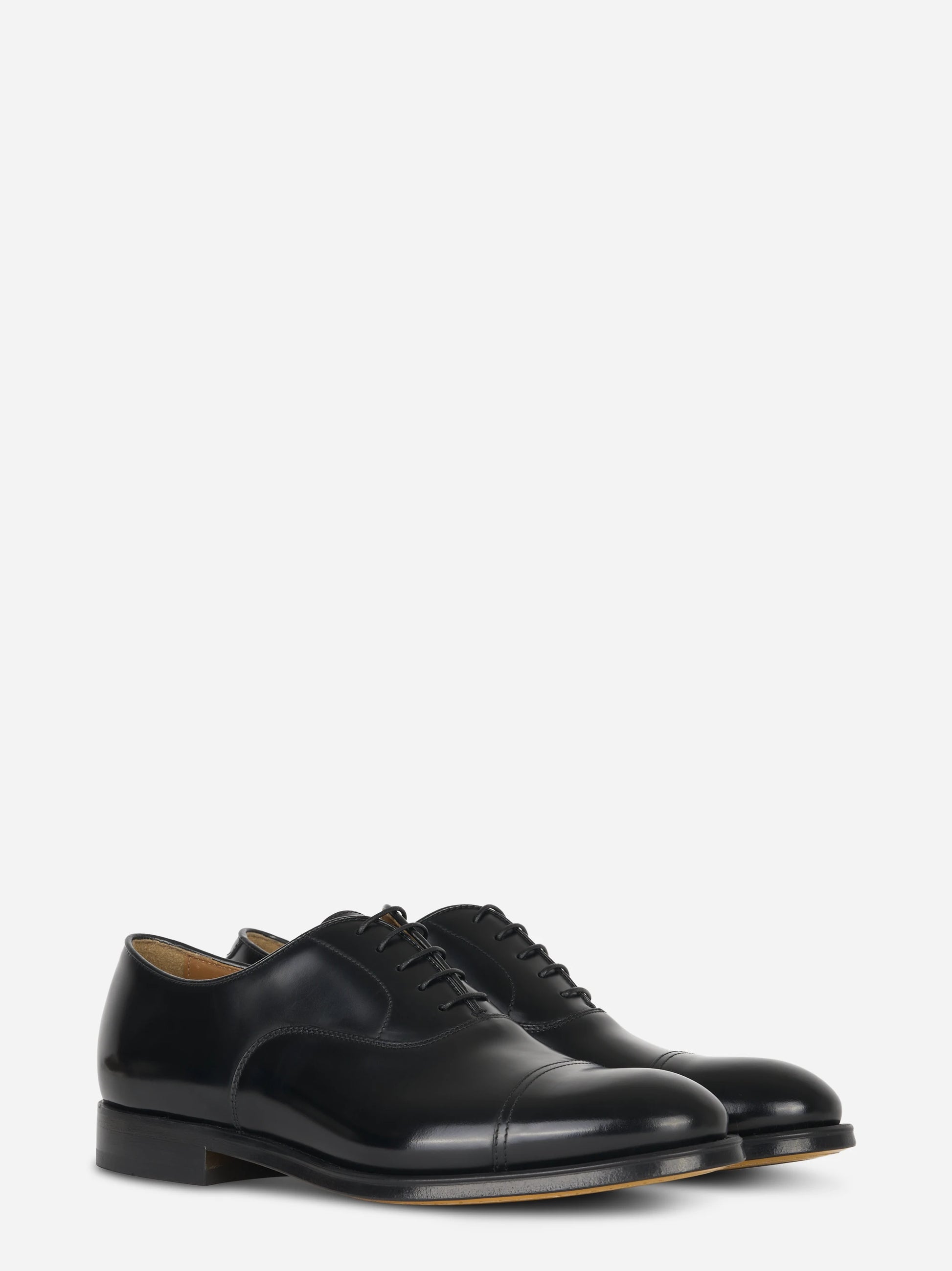 Stringata in pelle con fondo cuoio Nera