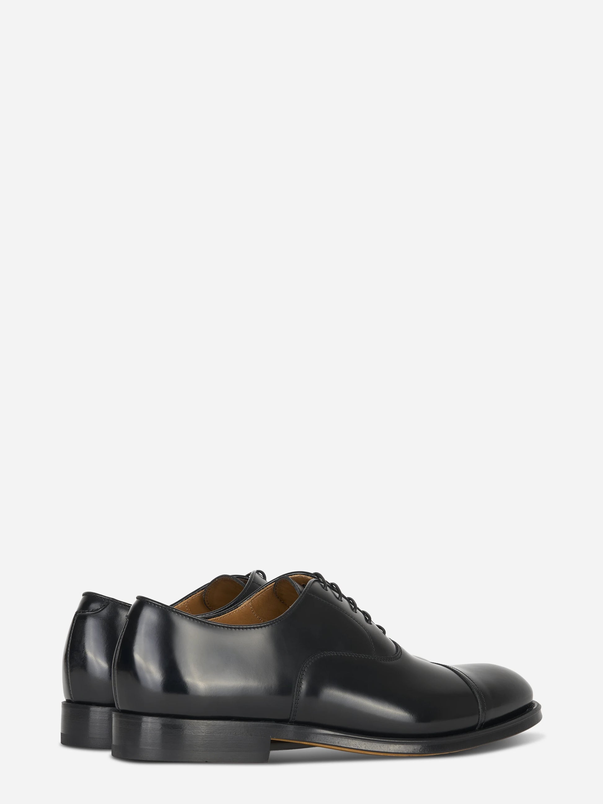 Stringata in pelle con fondo cuoio Nera