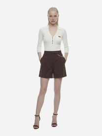 Polo bianca in maglia a micro trecce