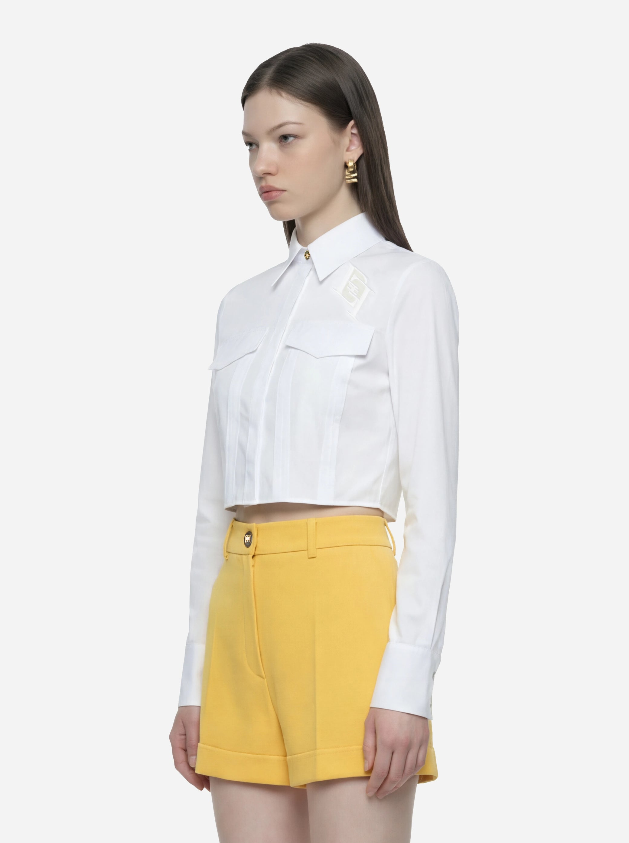 Camicia in cotone bianco con patte e ricami