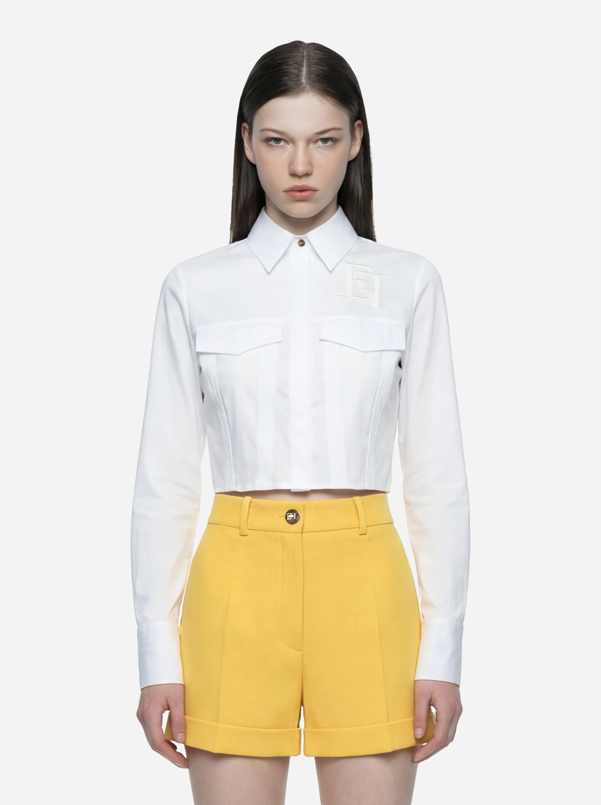 Camicia in cotone bianco con patte e ricami