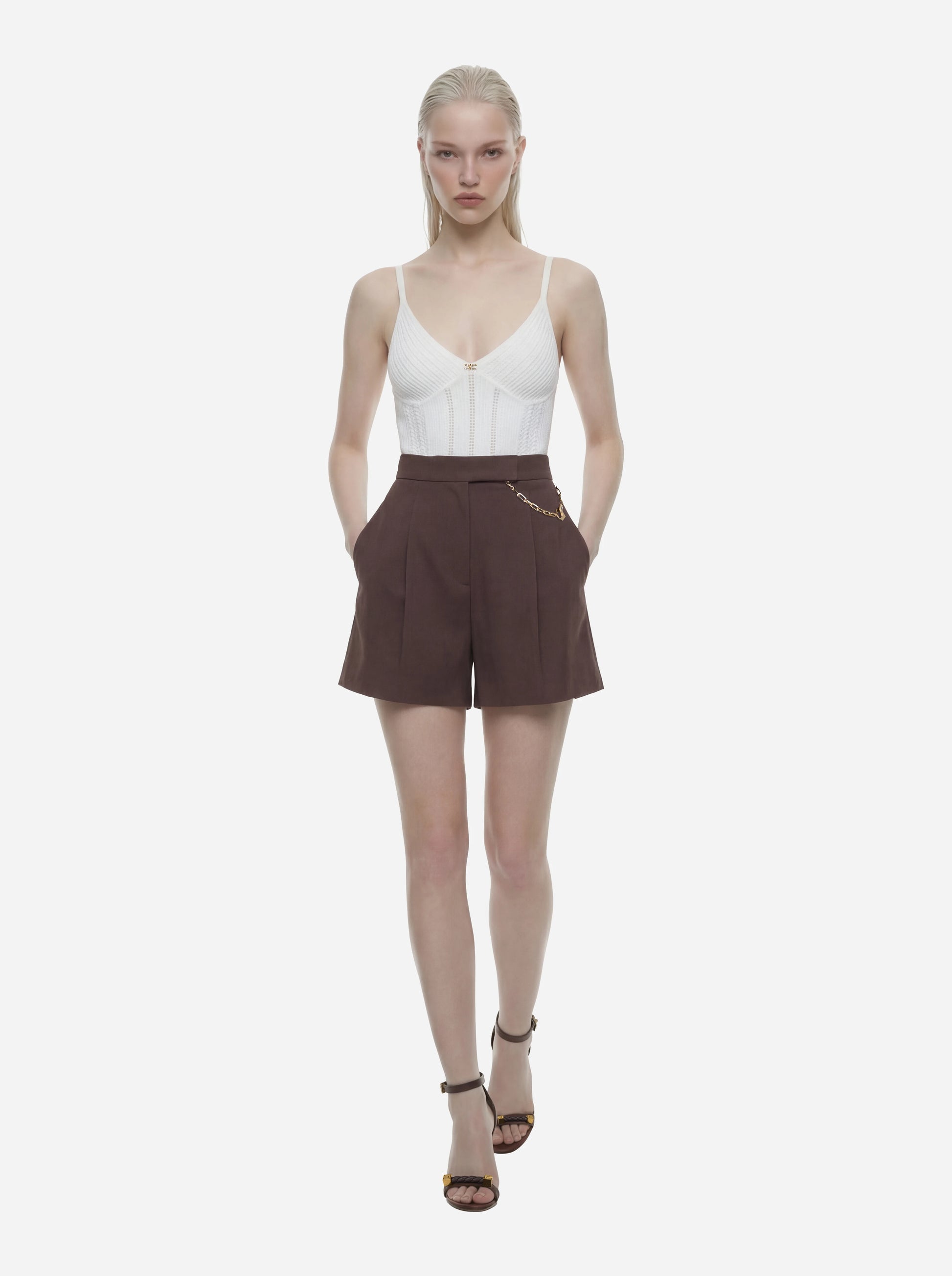 Shorts in gabardina marrone con logo gioiello