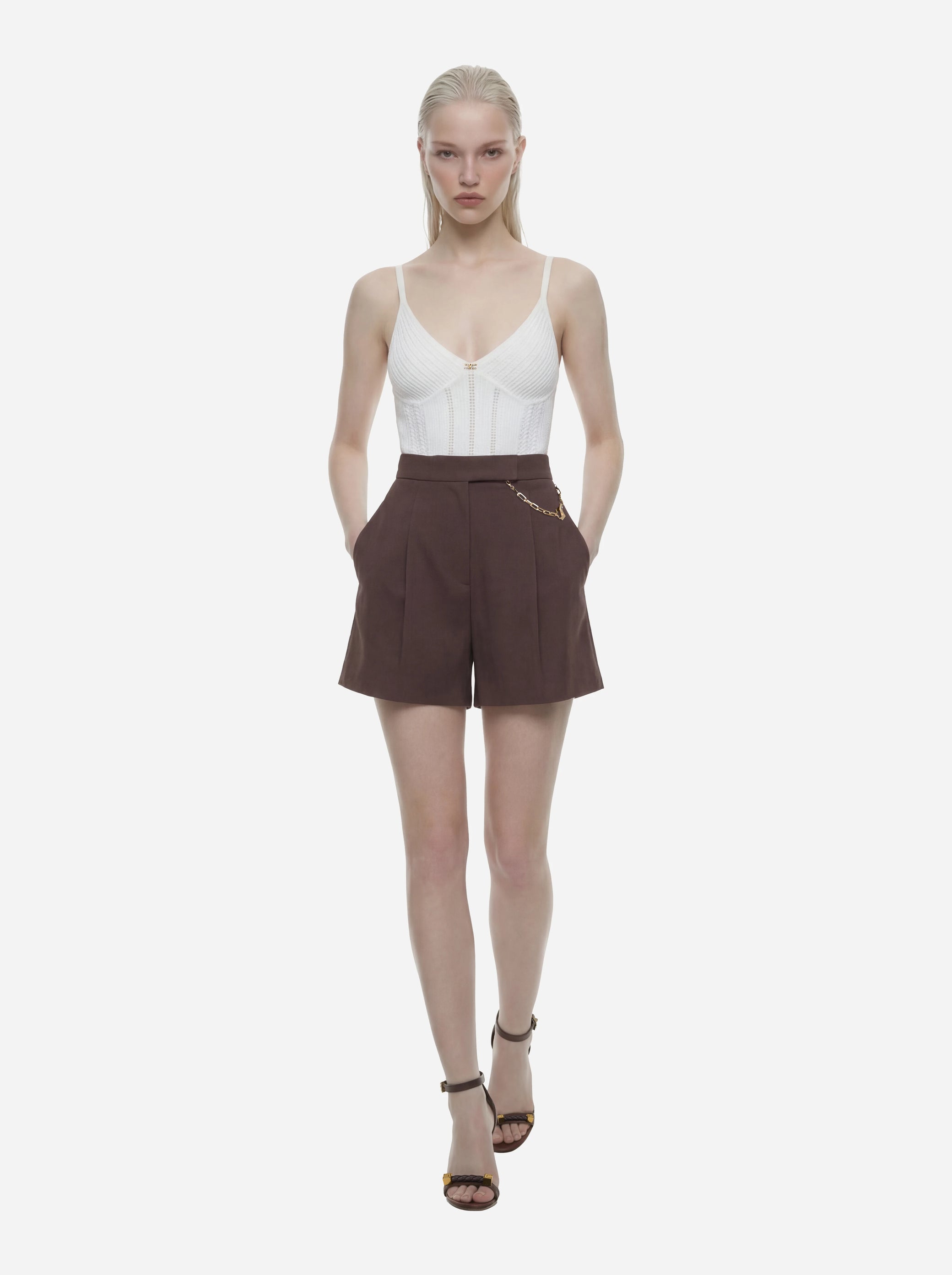 Shorts in gabardina marrone con logo gioiello