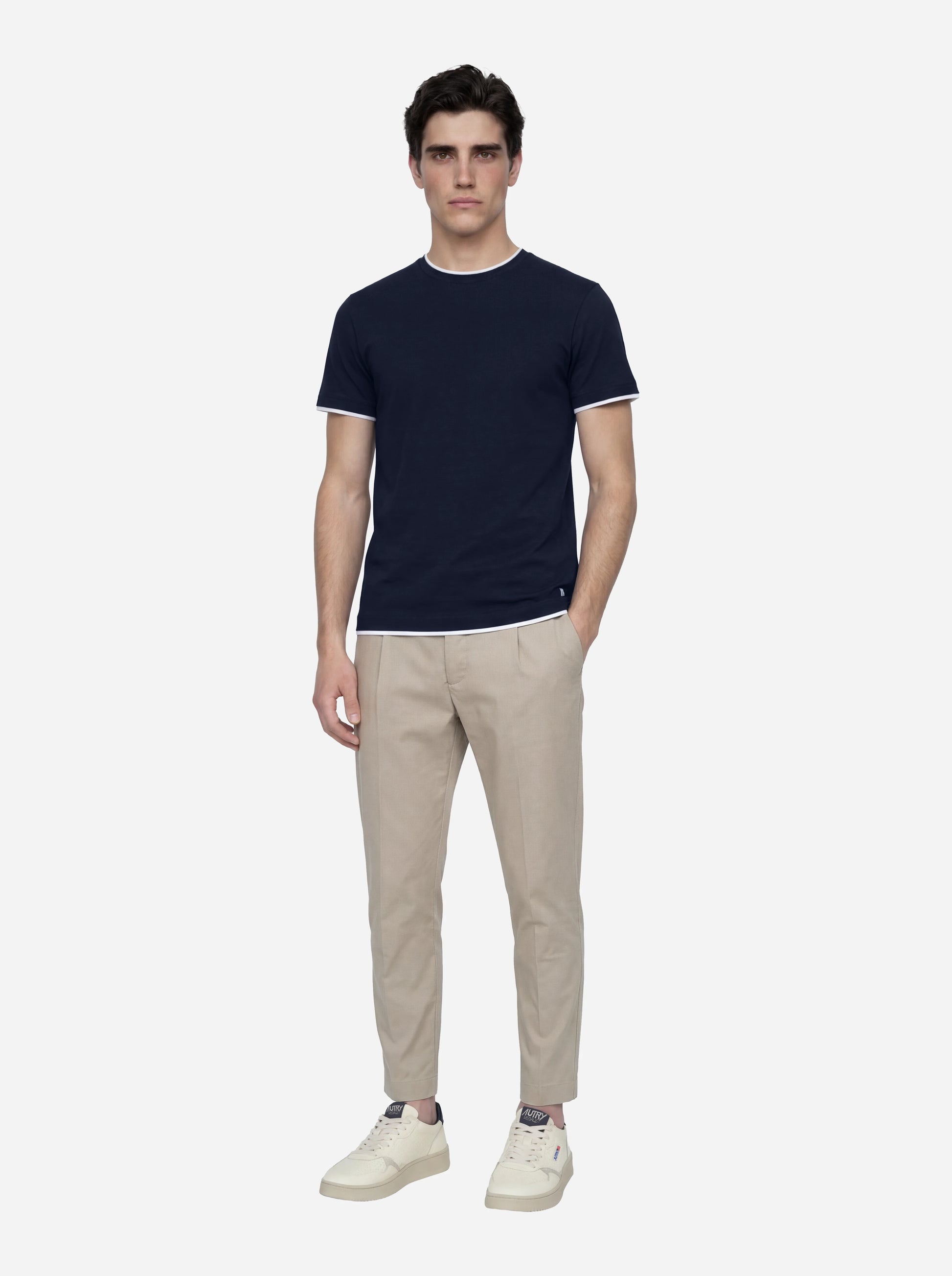 T-shirt in cotone blu con colletto a contrasto